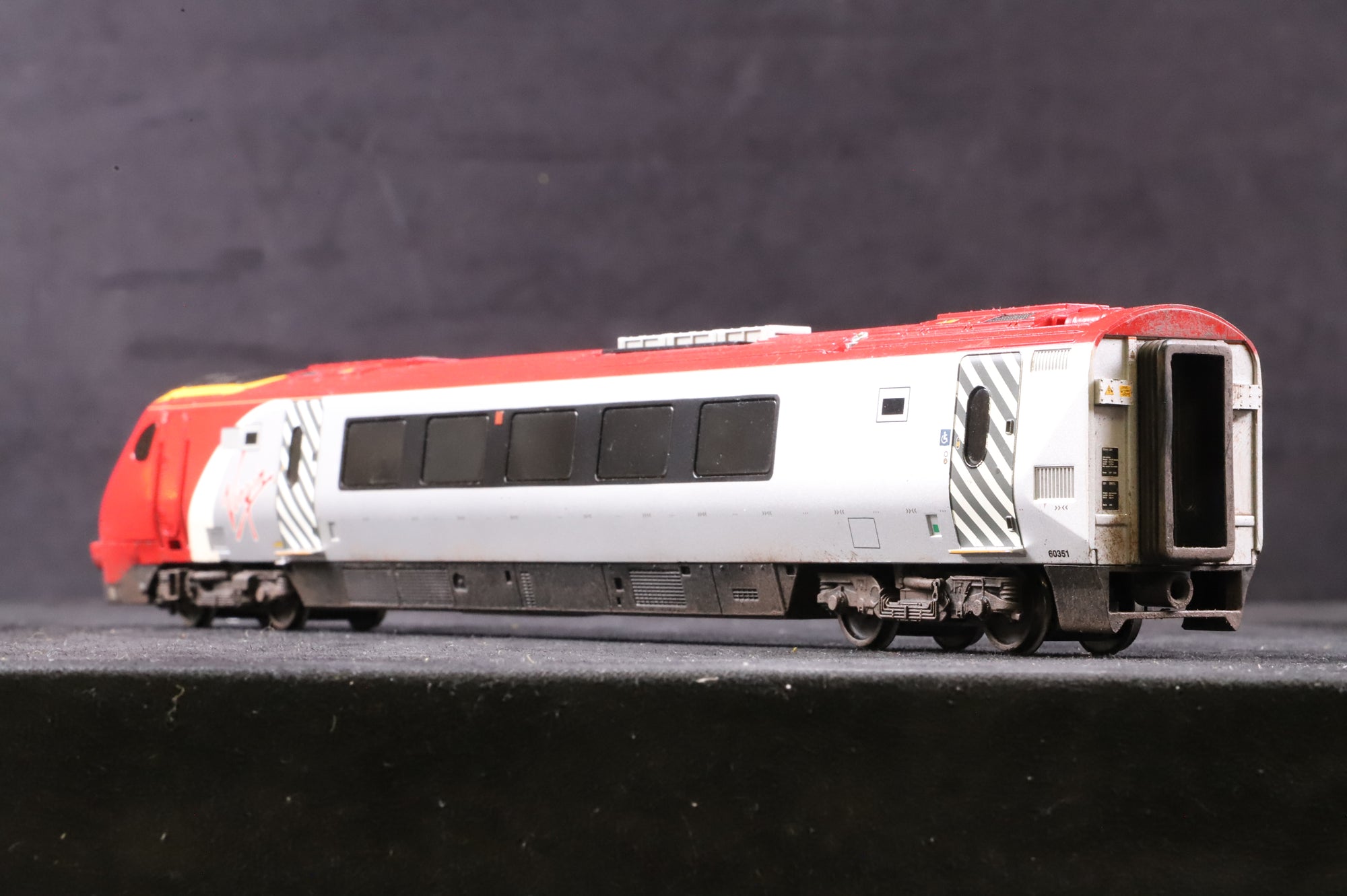 Bachmann OO Class Voyager 220 Class Virgin 5 Car Set Weathered