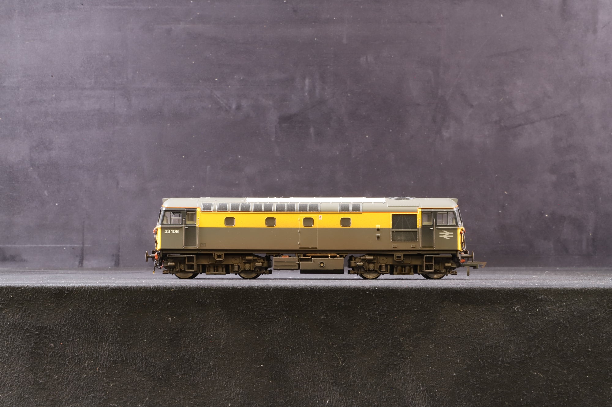 Heljan OO 3342 Class 33/1 Diesel '33108' Civil Engineers Dutch Livery, DCC Fitted