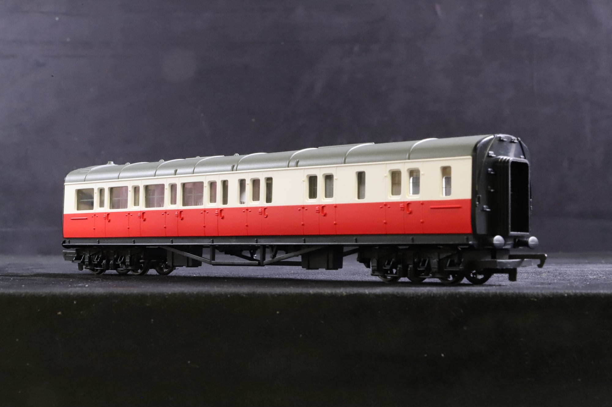 Hornby OO R9051/ R9052 Thomas & Friends Rake Of 5 James' Coaches