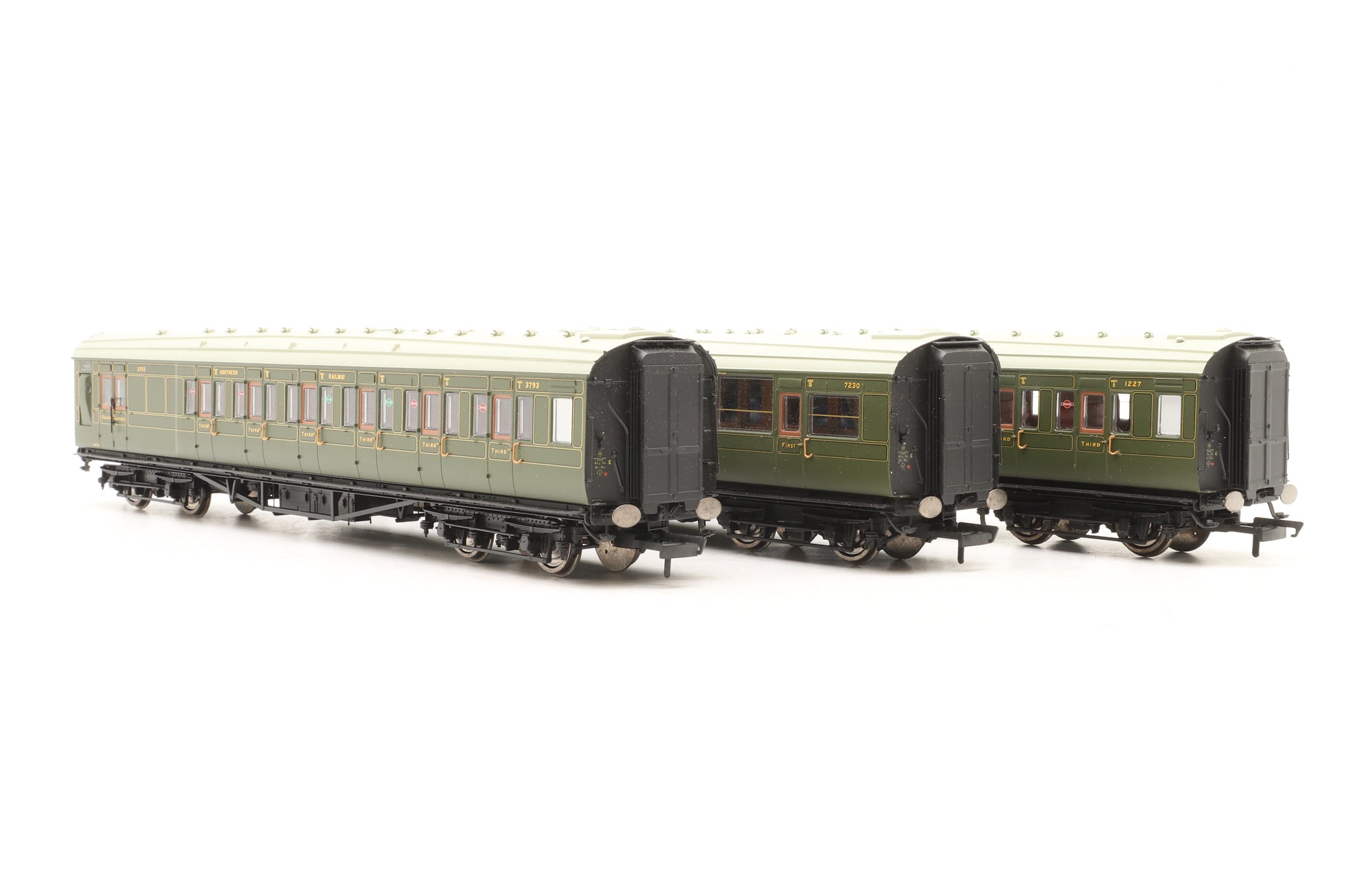 Hornby OO R4378 'Southern Suburban 1938' Coach Pack