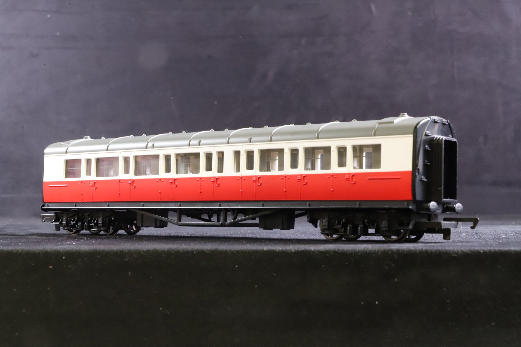 Hornby OO R9051/ R9052 Thomas & Friends Rake Of 5 James' Coaches