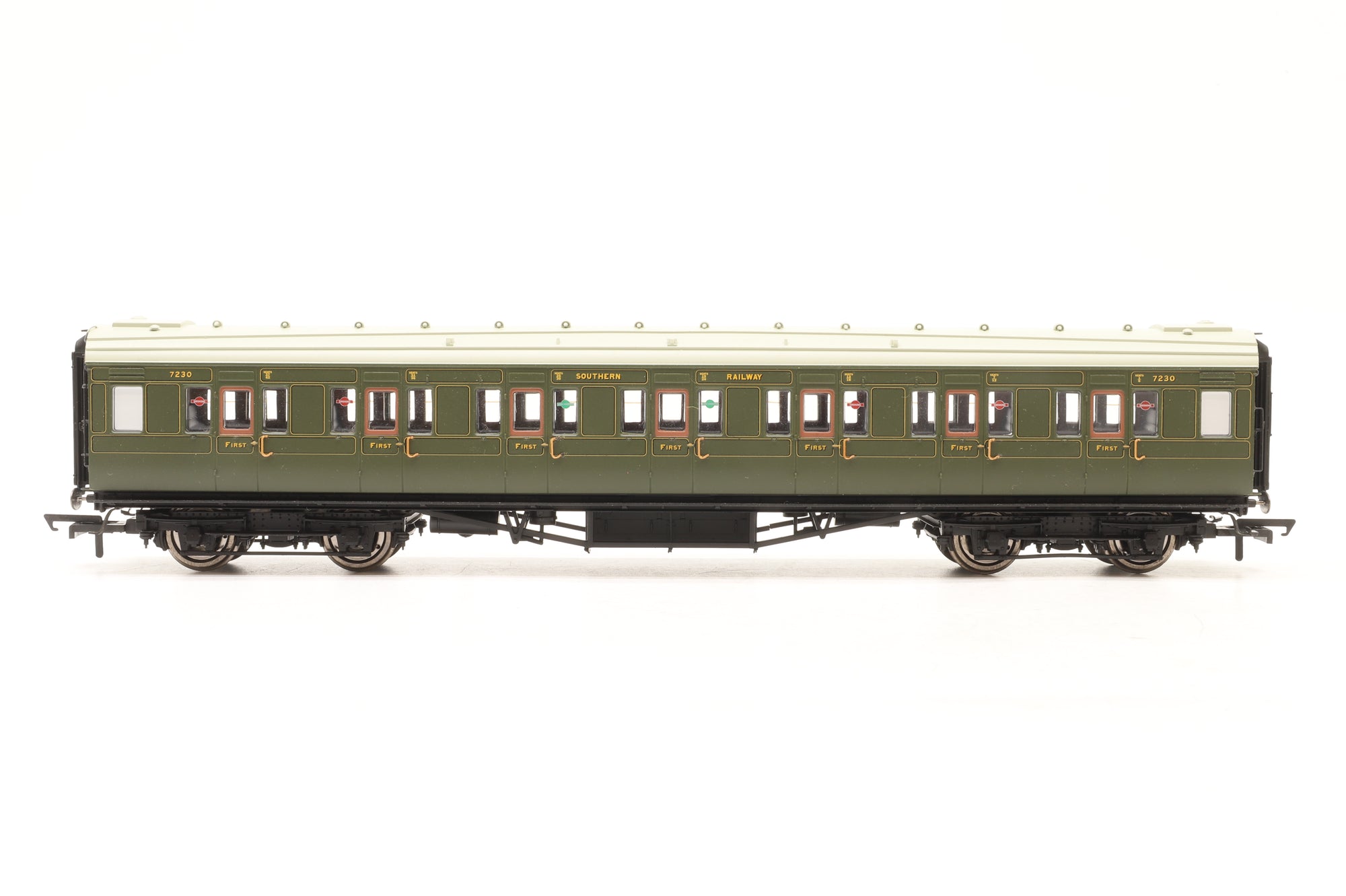 Hornby OO R4378 'Southern Suburban 1938' Coach Pack