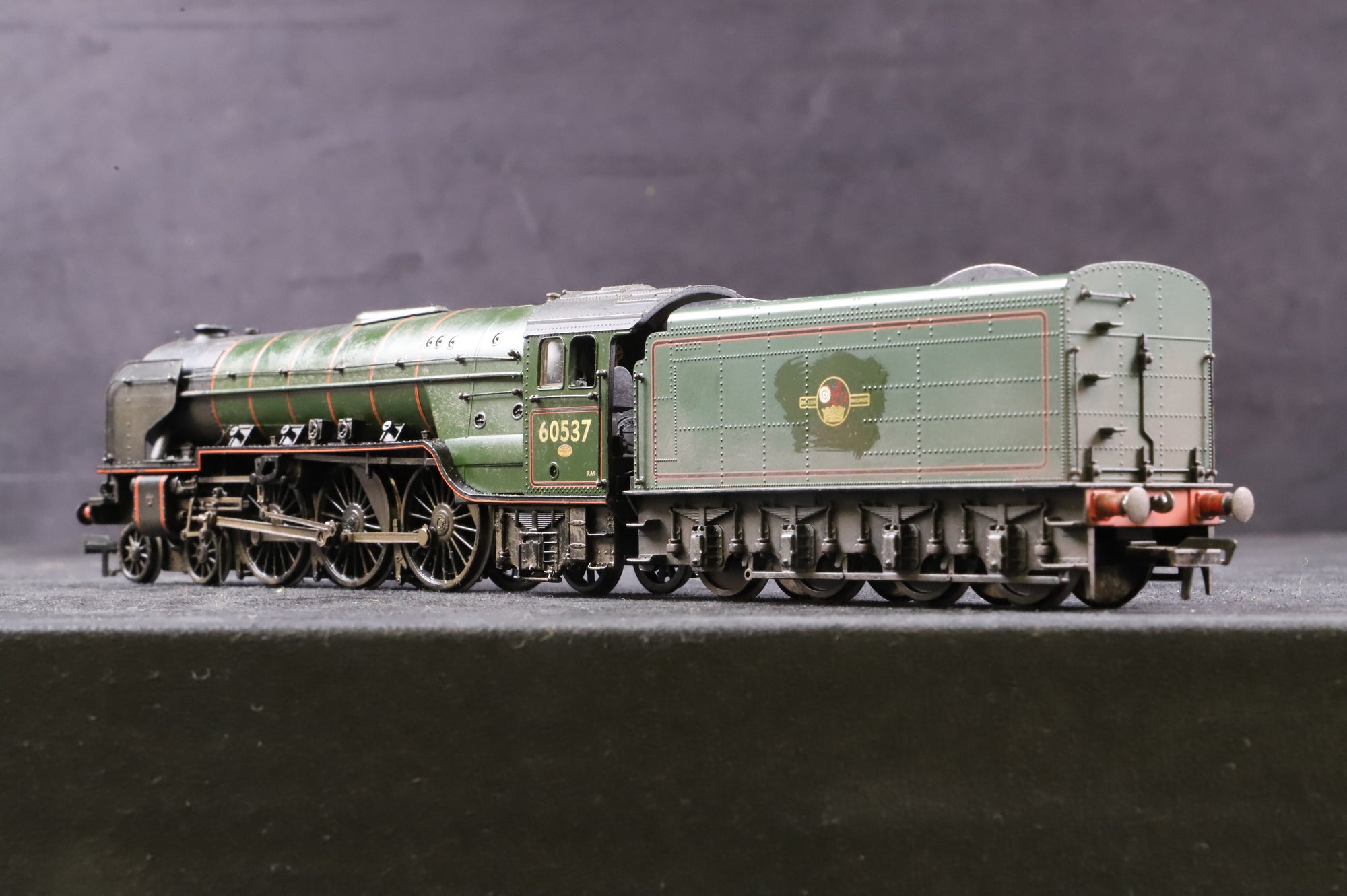 WORKSHOP Bachmann OO 31-526 Class A2 60537 'Bachelors Button' in BR Green w/ Late Crests - Weathered