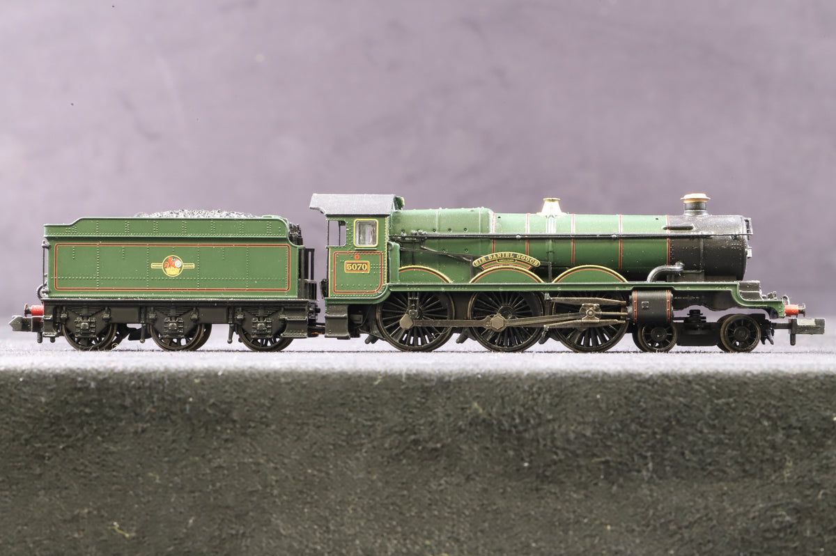 Graham Farish N Gauge 372-032 Castle Class 5070 &#39;Sir Daniel Gooch&#39; in Lined BR Green w/ Late Crests - DCC Sound