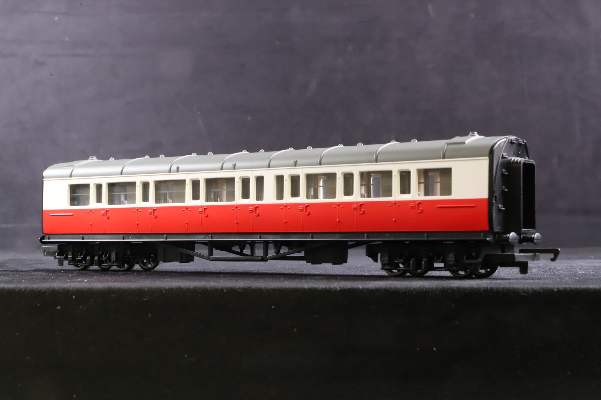 Hornby OO R9051/ R9052 Thomas & Friends Rake Of 5 James' Coaches