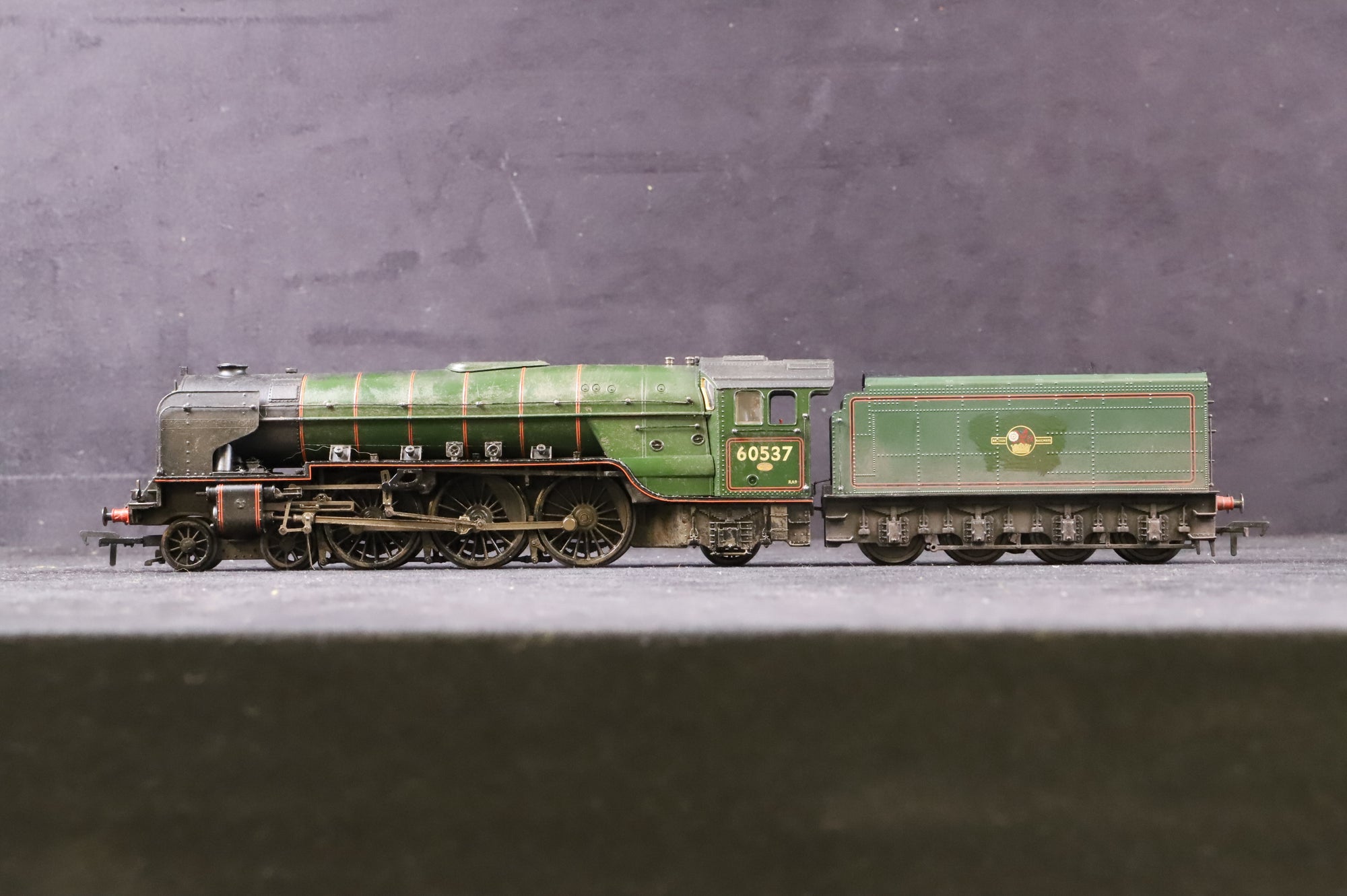 WORKSHOP Bachmann OO 31-526 Class A2 60537 'Bachelors Button' in BR Green w/ Late Crests - Weathered