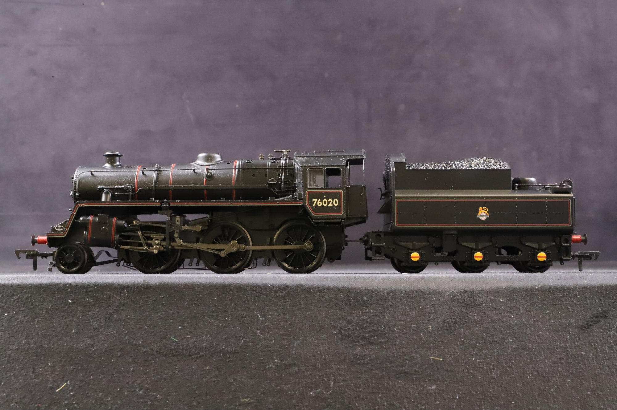 Bachmann OO 32-953DC Standard 4MT 76020 in Lined BR Black w/ BR2B Tender & Early Crests