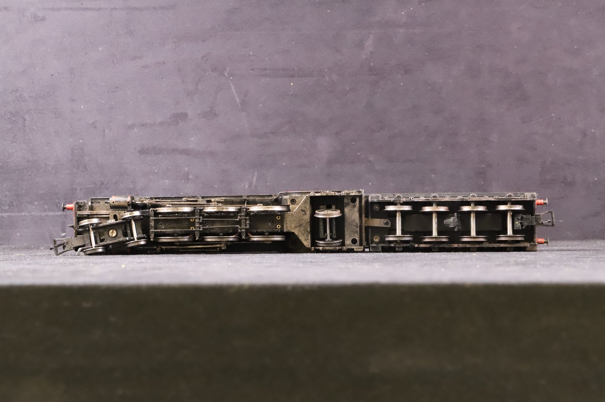 WORKSHOP Bachmann OO 31-526 Class A2 60537 'Bachelors Button' in BR Green w/ Late Crests - Weathered