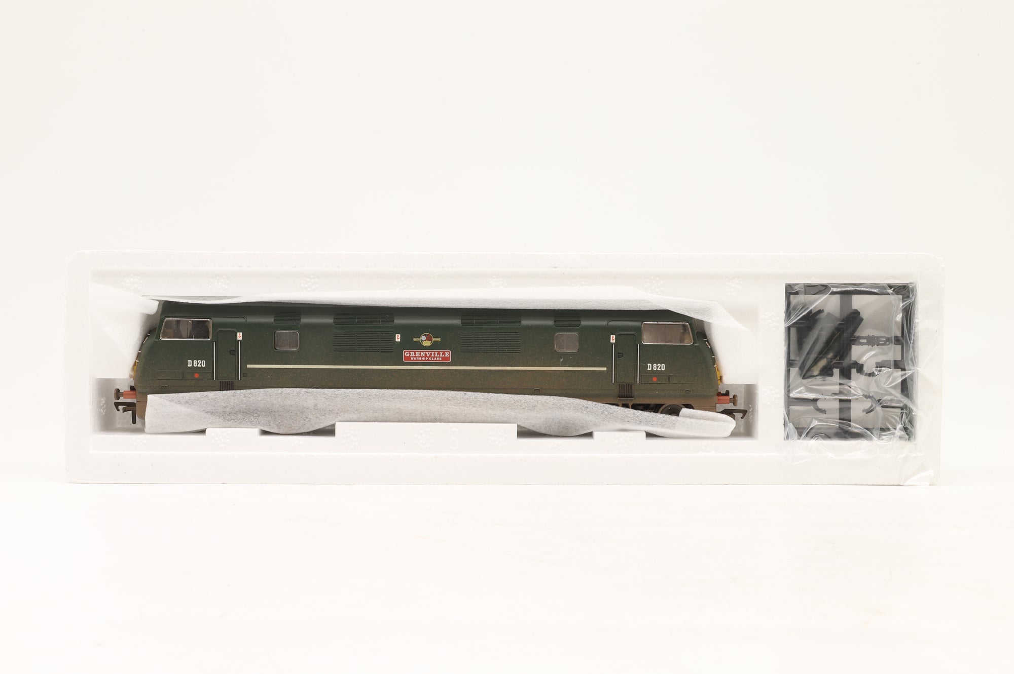 Bachmann OO 32-058 Class 42 Warship D820 'Grenville' in BR Green – Weathered
