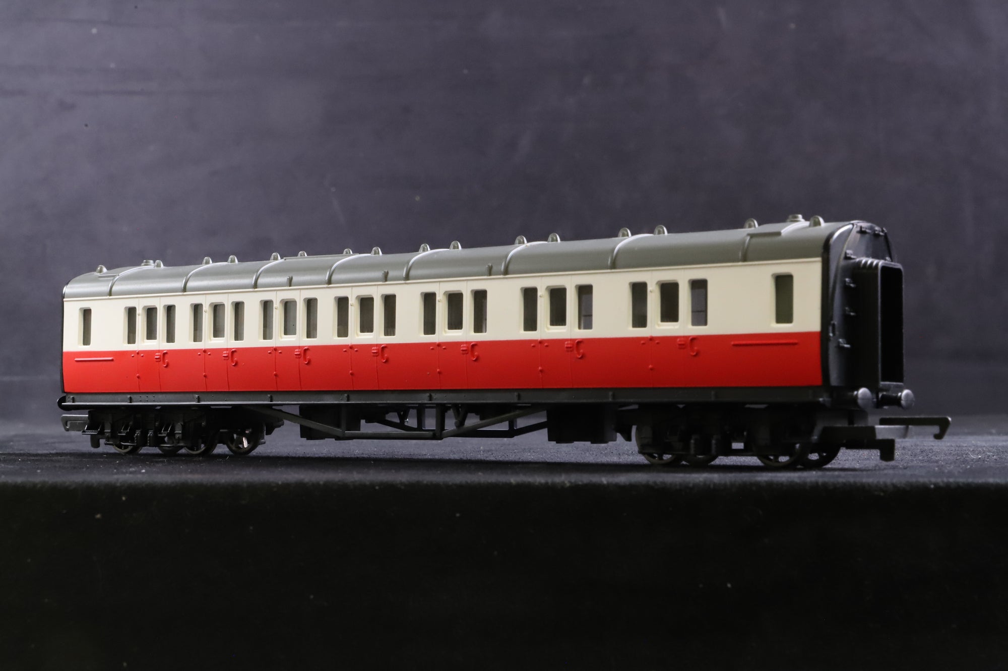 Hornby OO R9051/ R9052 Thomas & Friends Rake Of 5 James' Coaches