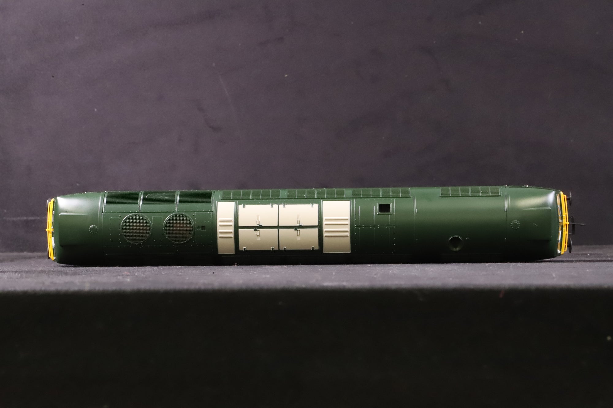 Bachmann OO 32-800 Class 47 D1500 in Two Tone BR Green w/ Small Yellow Ends & 4 Digit Head Code