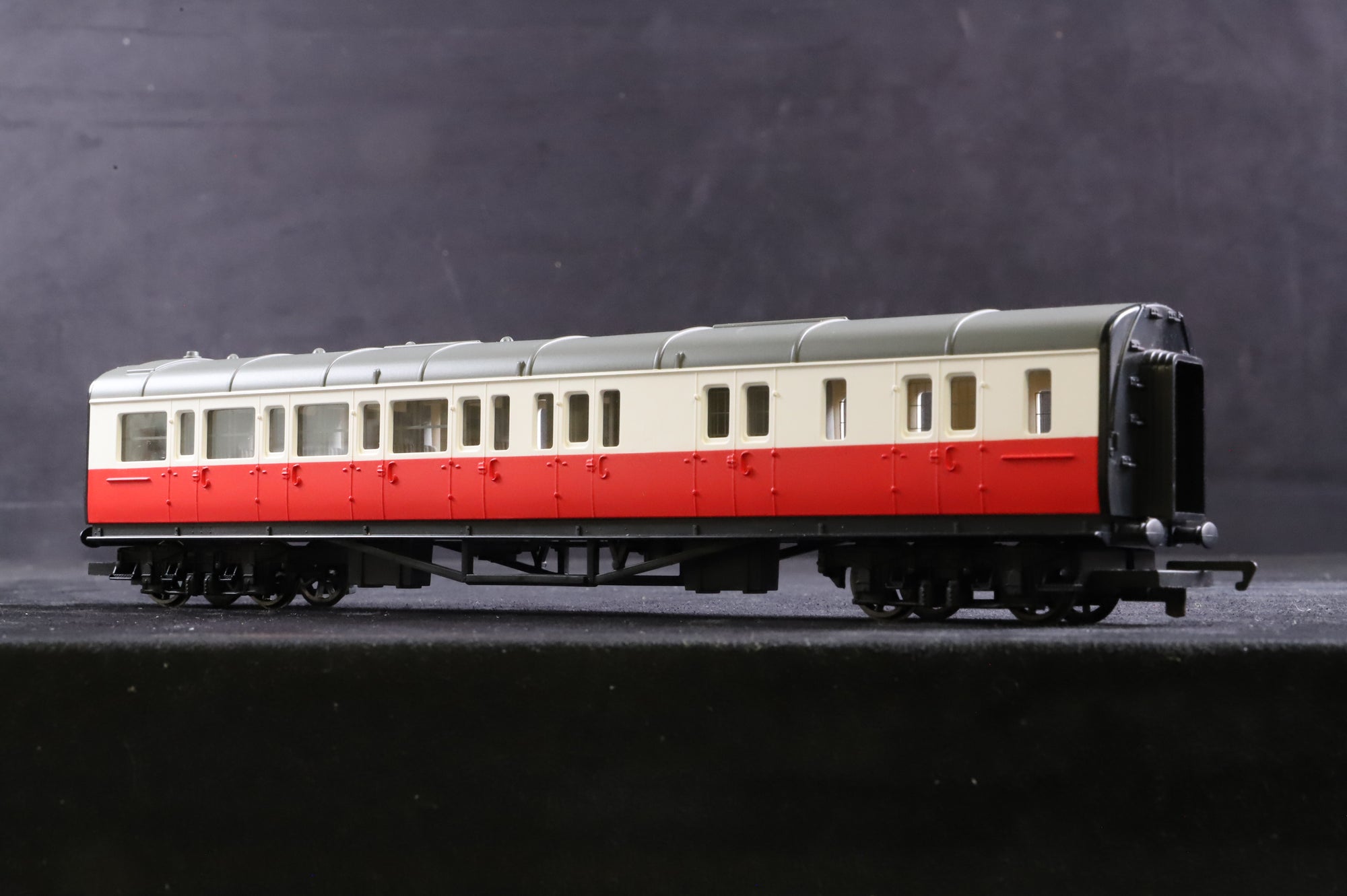 Hornby OO R9051/ R9052 Thomas & Friends Rake Of 5 James' Coaches