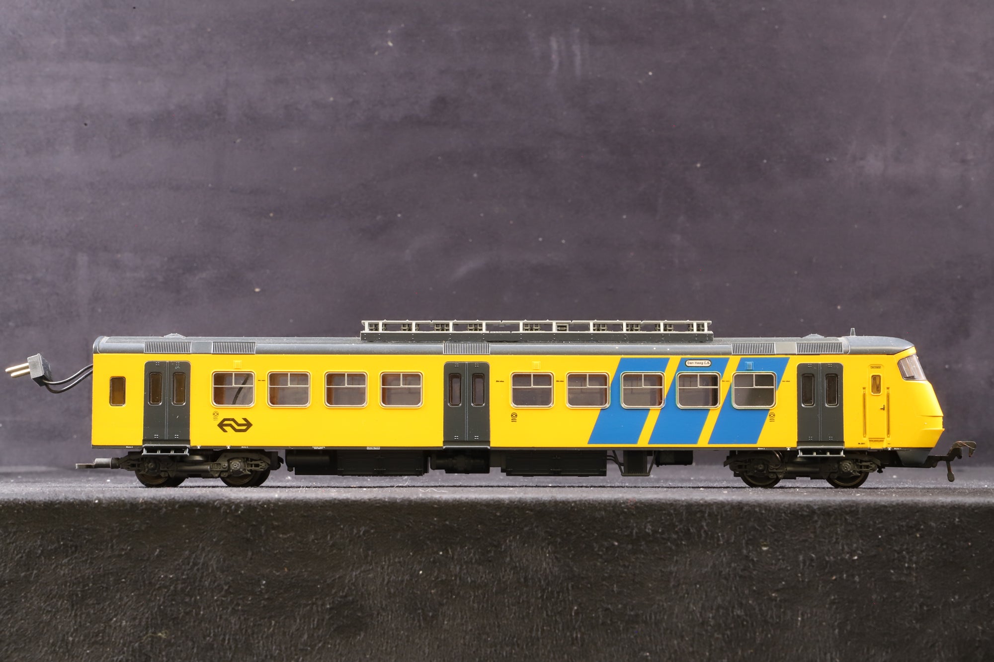 Fleischmann HO 4470 2-Car Sprinter 2011 NS Livery, 2/3 Rail