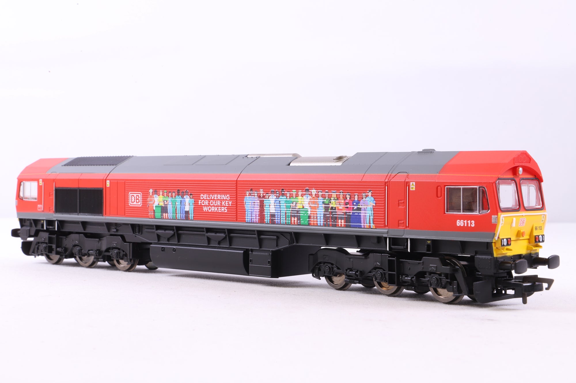Hornby OO R30074 DB Cargo UK Class 66 Co-Co 'Delivering For Our Key Workers' '66113'