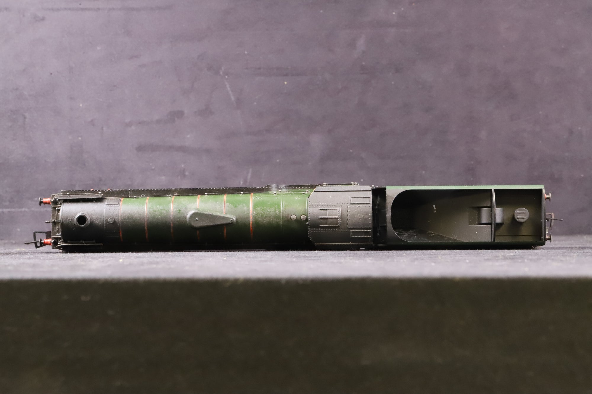 WORKSHOP Bachmann OO 31-526 Class A2 60537 'Bachelors Button' in BR Green w/ Late Crests - Weathered