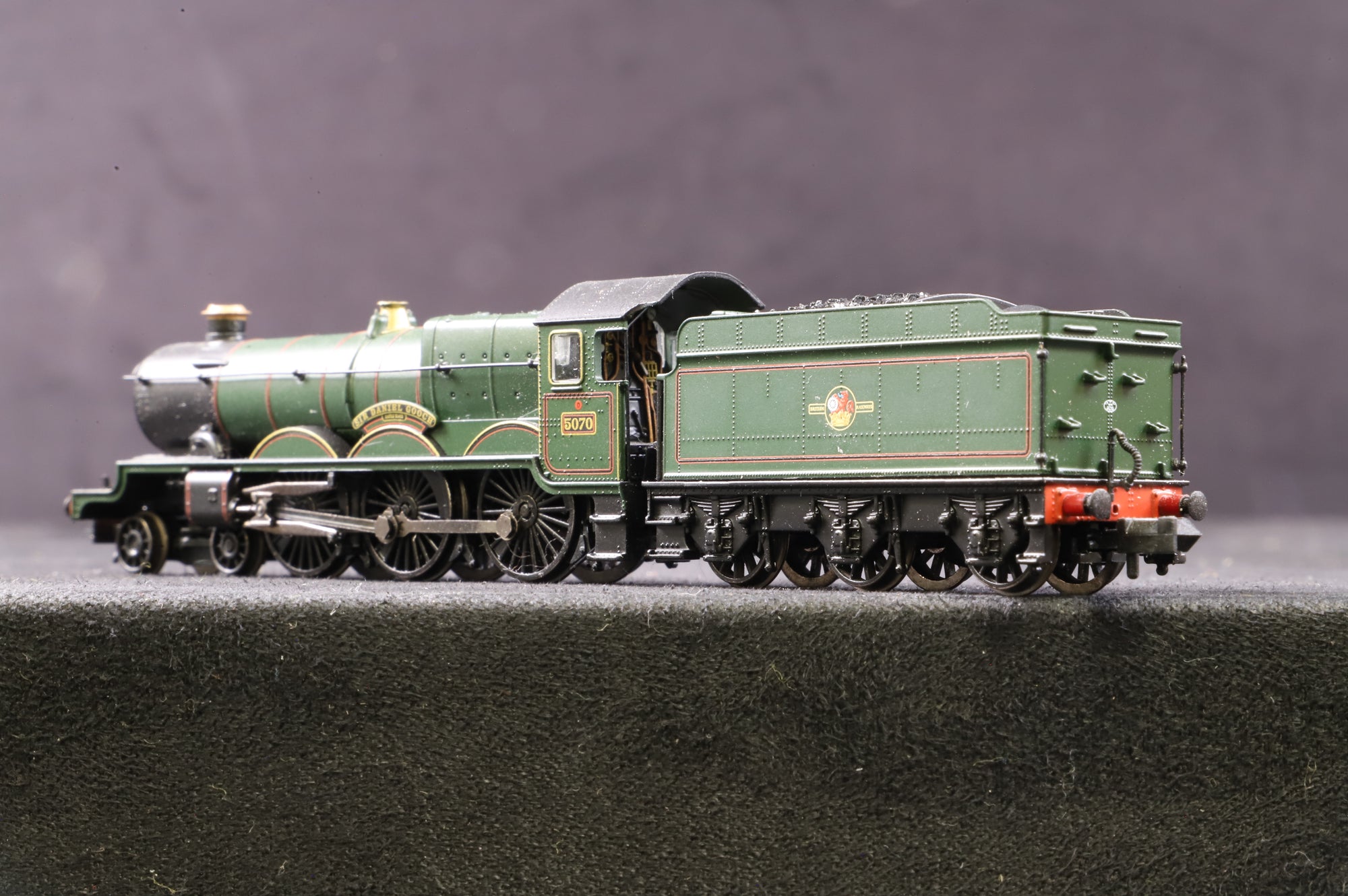 Graham Farish N Gauge 372-032 Castle Class 5070 'Sir Daniel Gooch' in Lined BR Green w/ Late Crests - DCC Sound