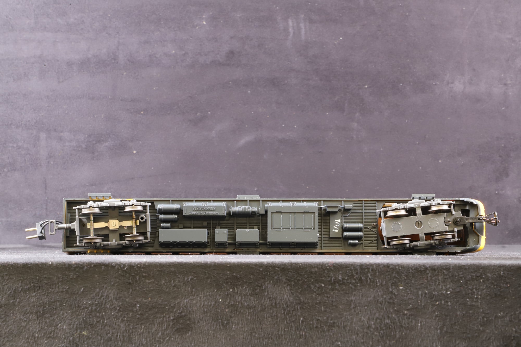 Fleischmann HO 4470 2-Car Sprinter 2011 NS Livery, 2/3 Rail