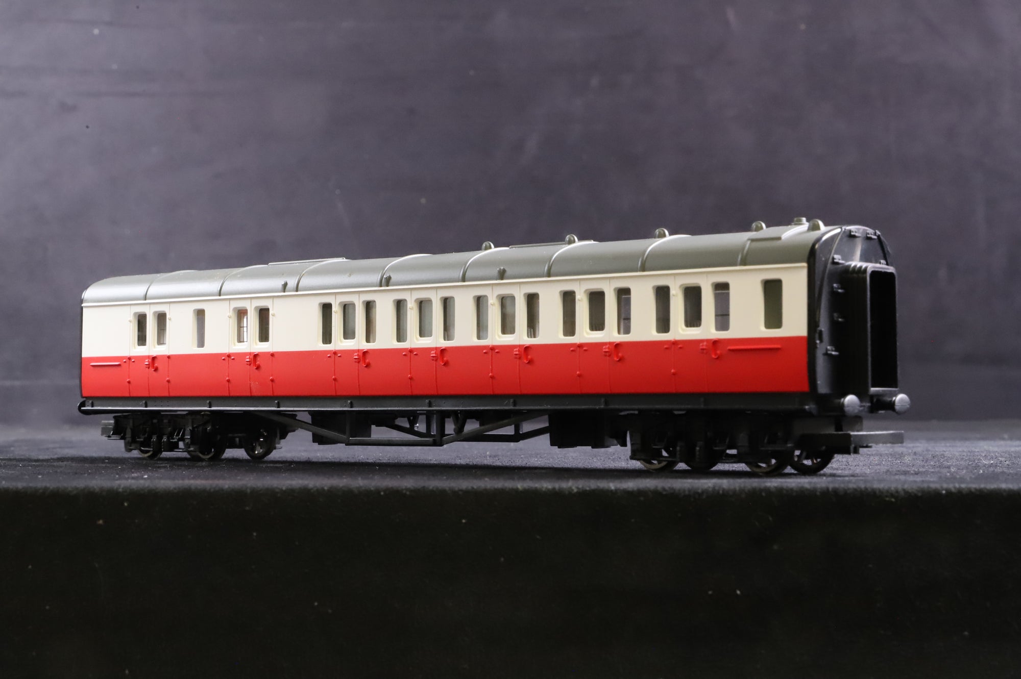 Hornby OO R9051/ R9052 Thomas & Friends Rake Of 5 James' Coaches