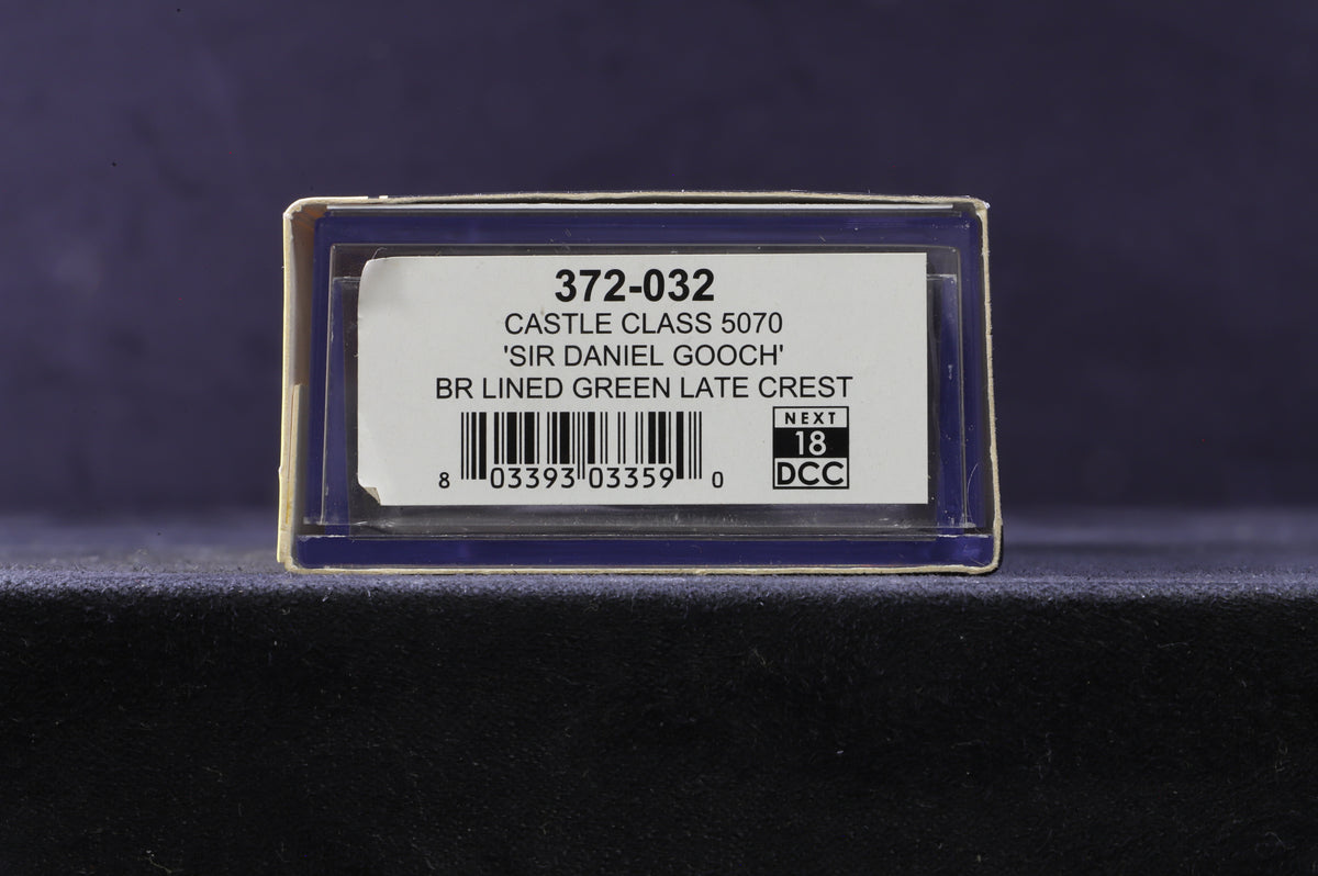 Graham Farish N Gauge 372-032 Castle Class 5070 &#39;Sir Daniel Gooch&#39; in Lined BR Green w/ Late Crests - DCC Sound