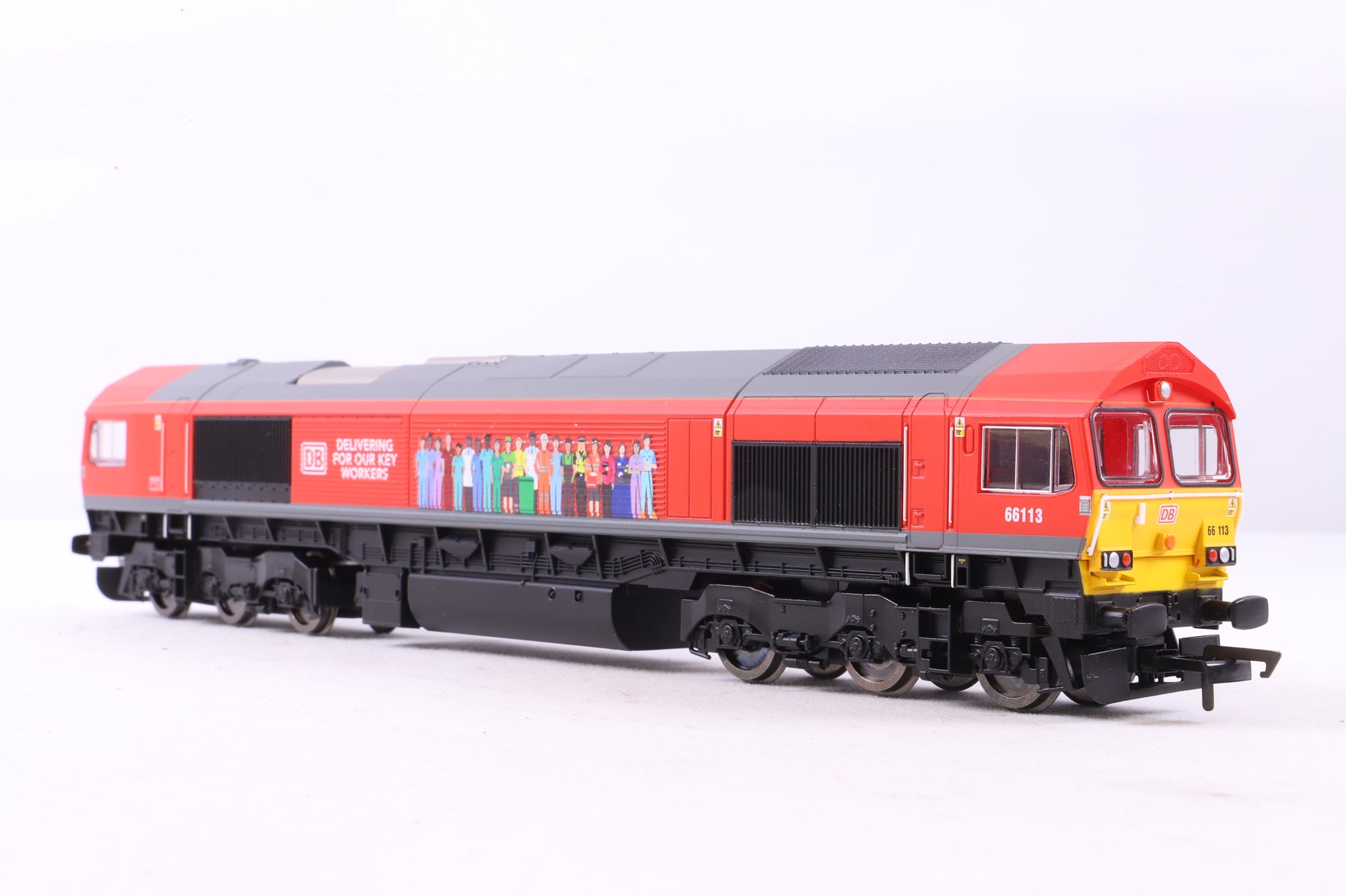 Hornby OO R30074 DB Cargo UK Class 66 Co-Co 'Delivering For Our Key Workers' '66113'