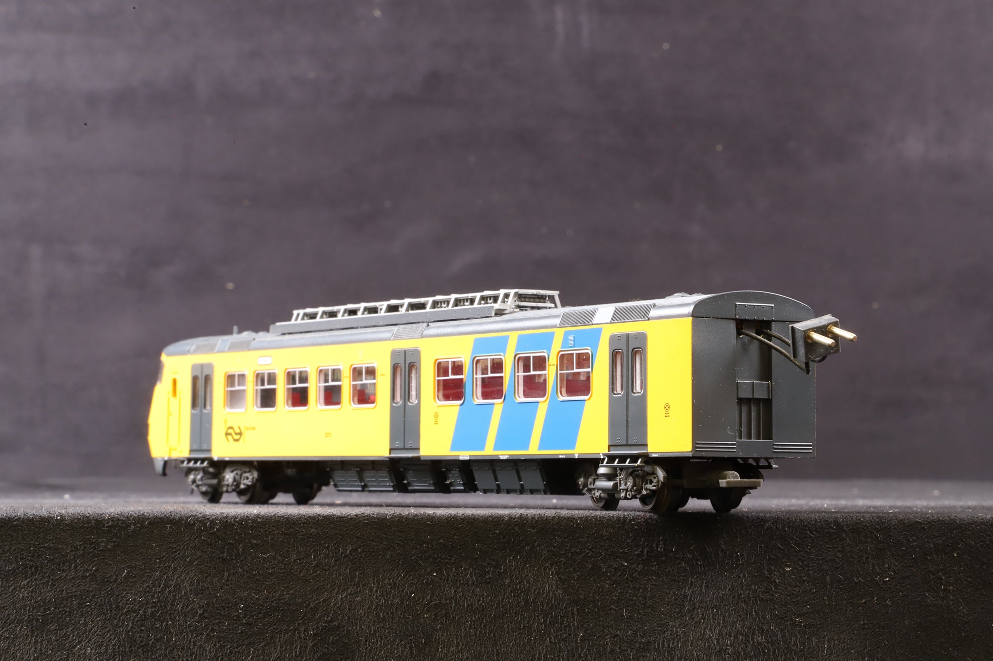 Fleischmann HO 4470 2-Car Sprinter 2011 NS Livery, 2/3 Rail