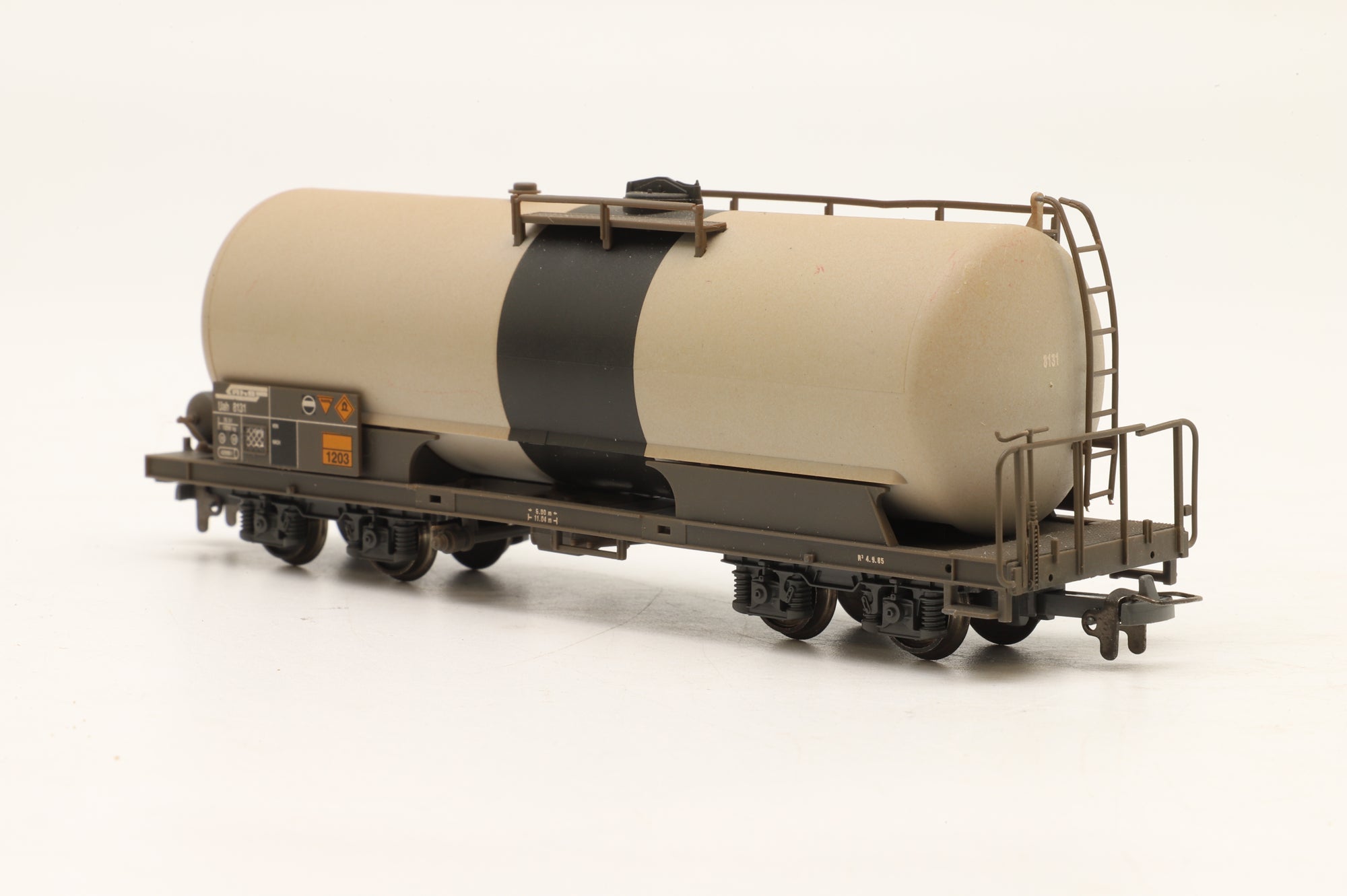 BEMO HOm Rake of 2x RhB Tank Wagons