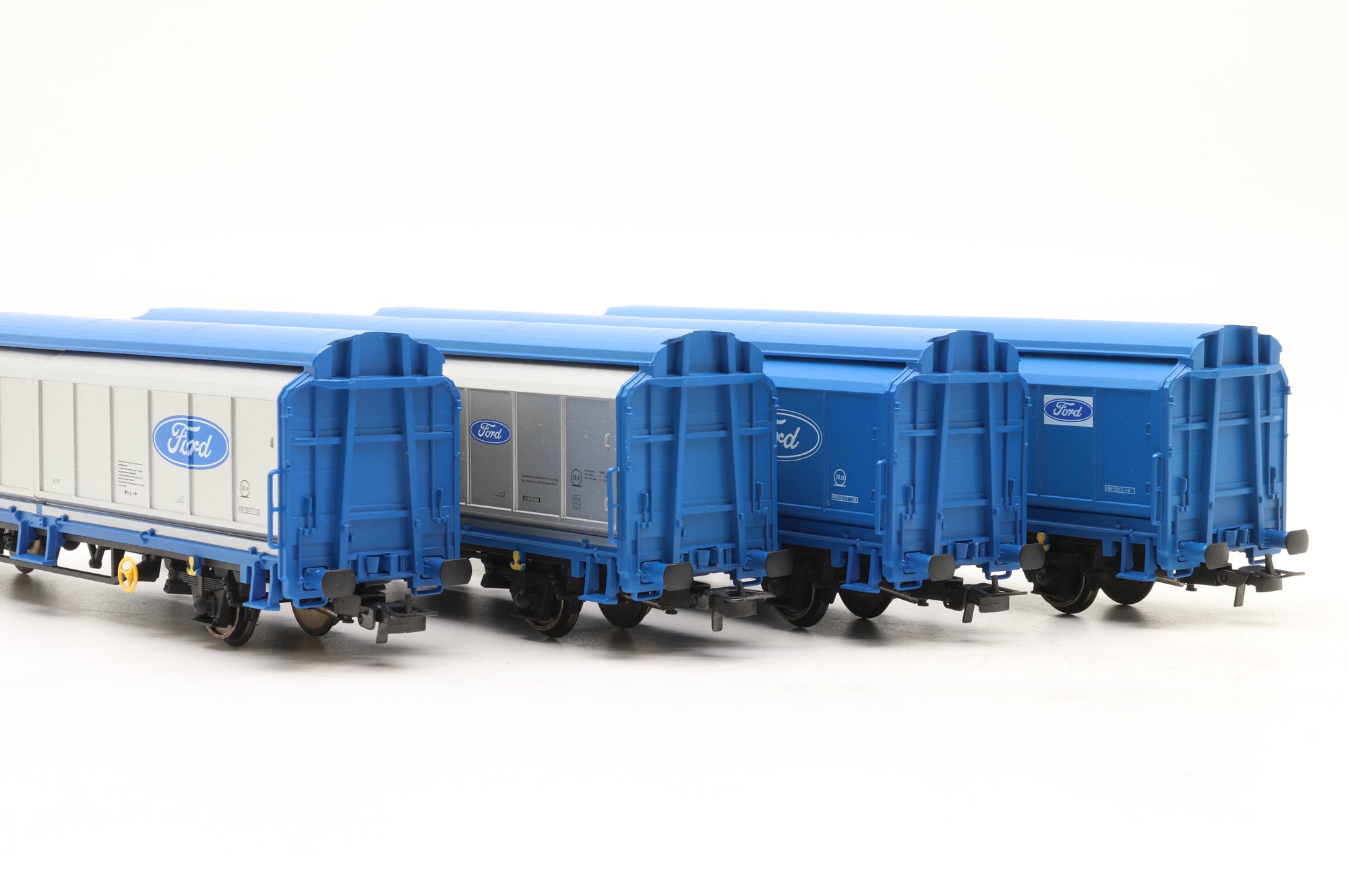 Electrotren HO 1582/3/6/7K Rake of 4x Ford Vans