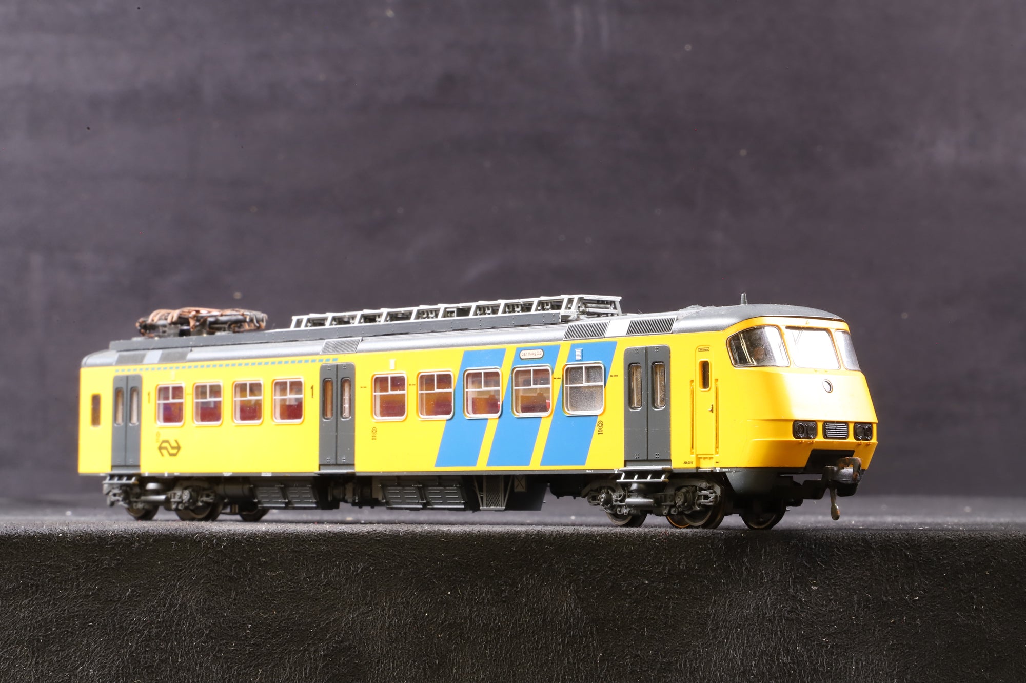 Fleischmann HO 4470 2-Car Sprinter 2011 NS Livery, 2/3 Rail