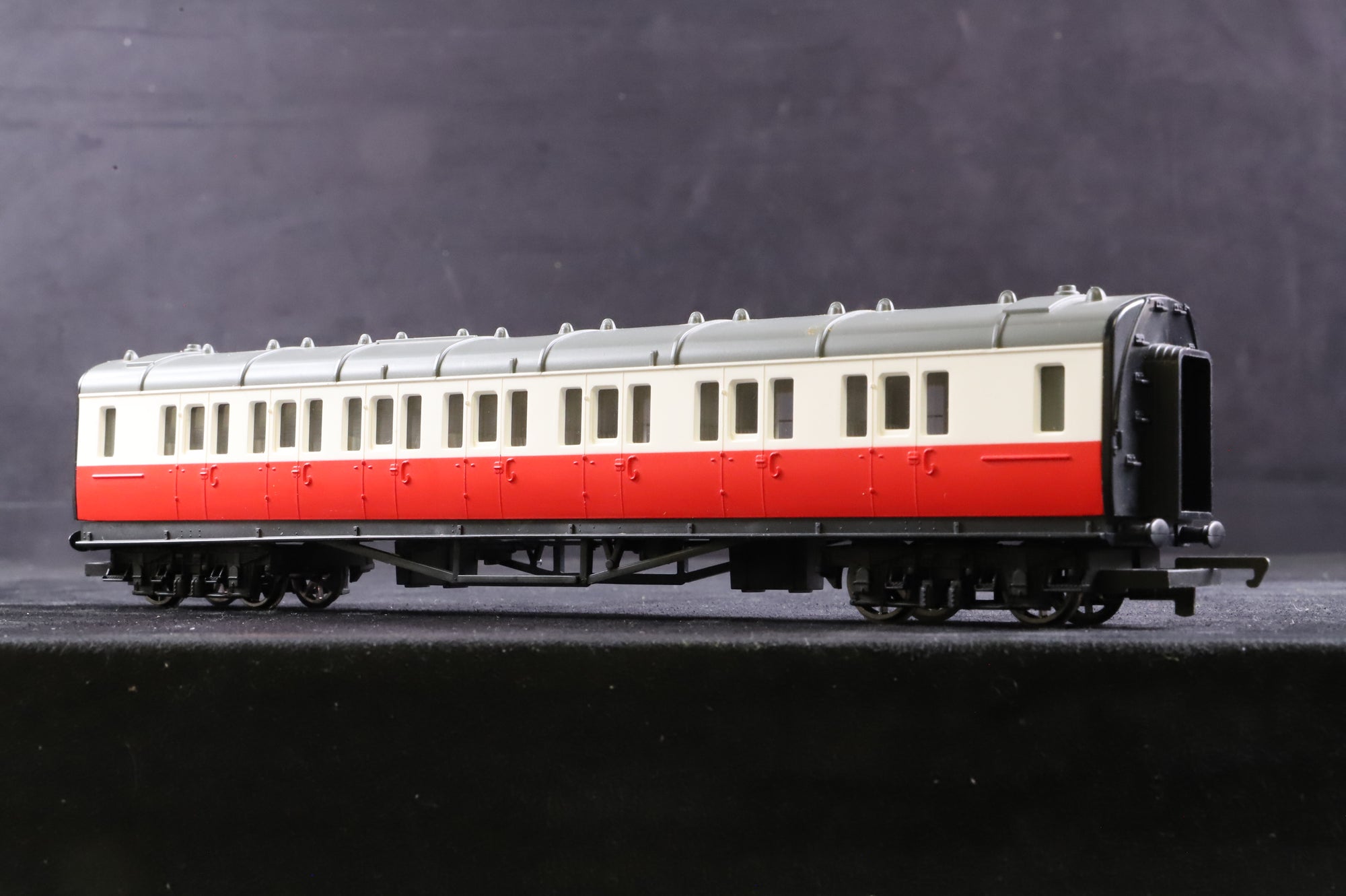 Hornby OO R9051/ R9052 Thomas & Friends Rake Of 5 James' Coaches