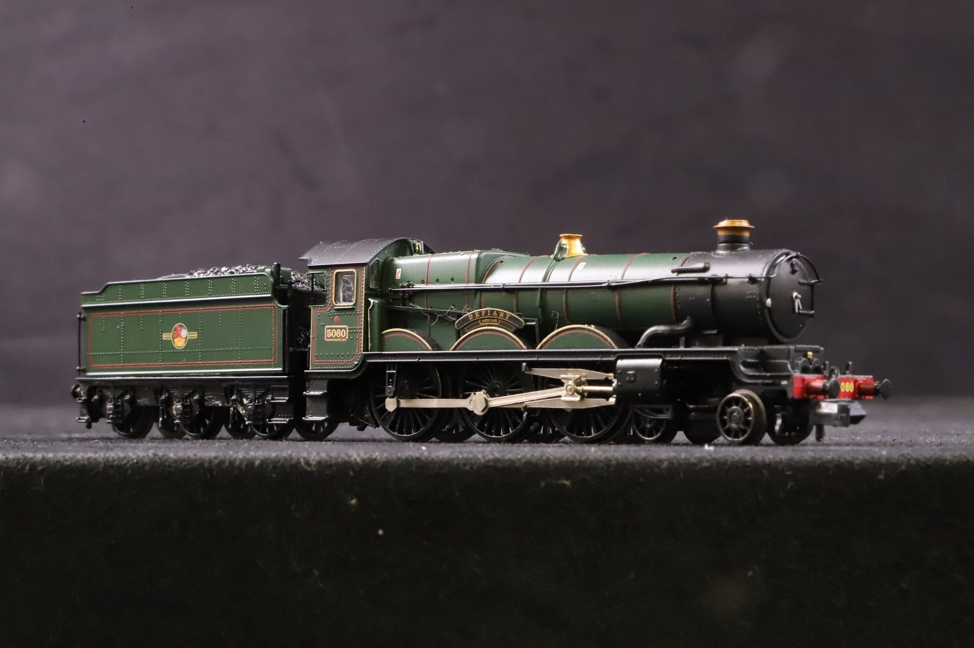 Graham Farish N 370-160 Castle Class '5080' 'Defiant' BR Lined Green L/C DCC Sound