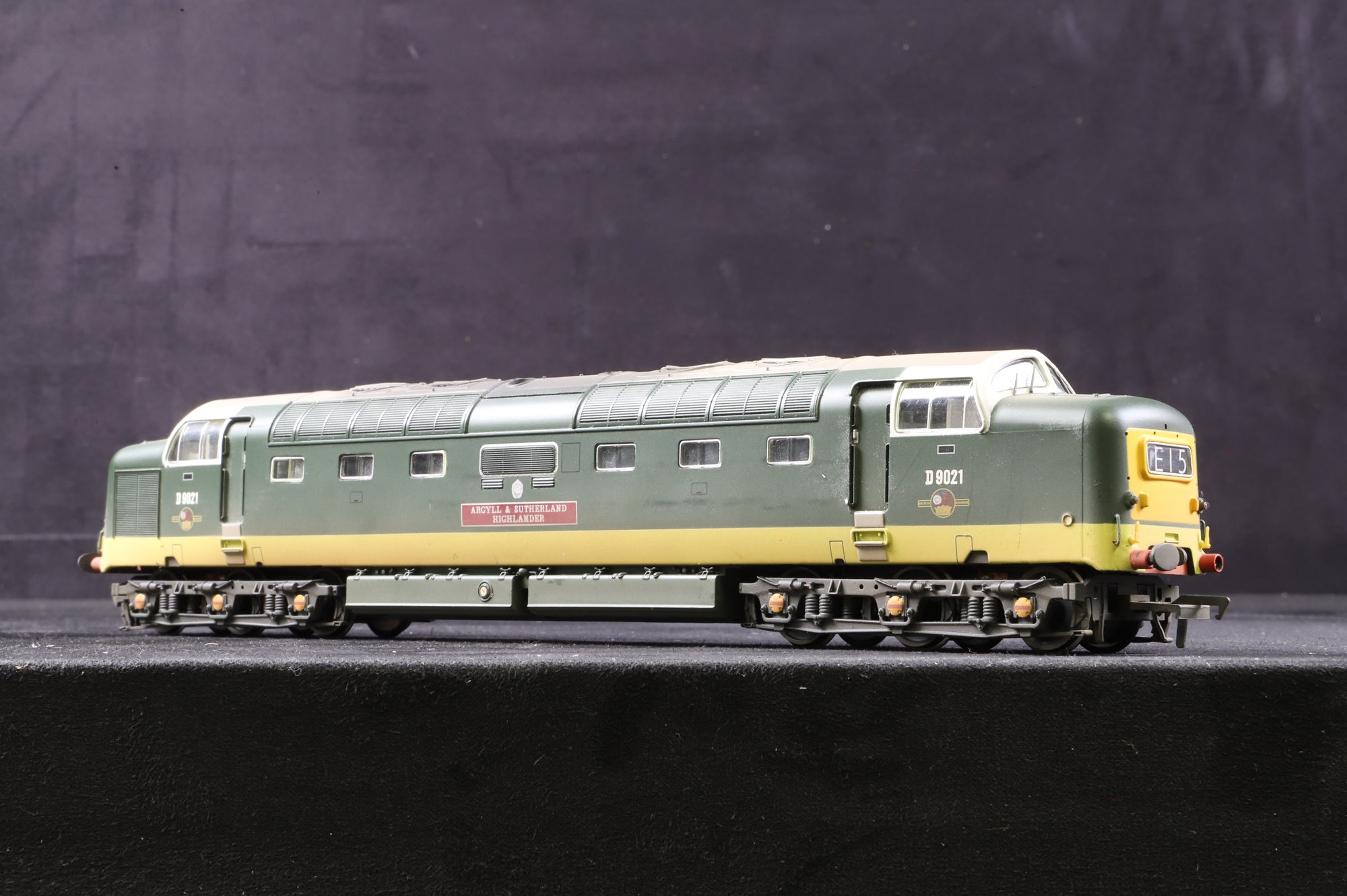 Bachmann OO 32-525Y Class 55 Deltic D9021 'Argyll & Sutherland' in BR Green - Weathered