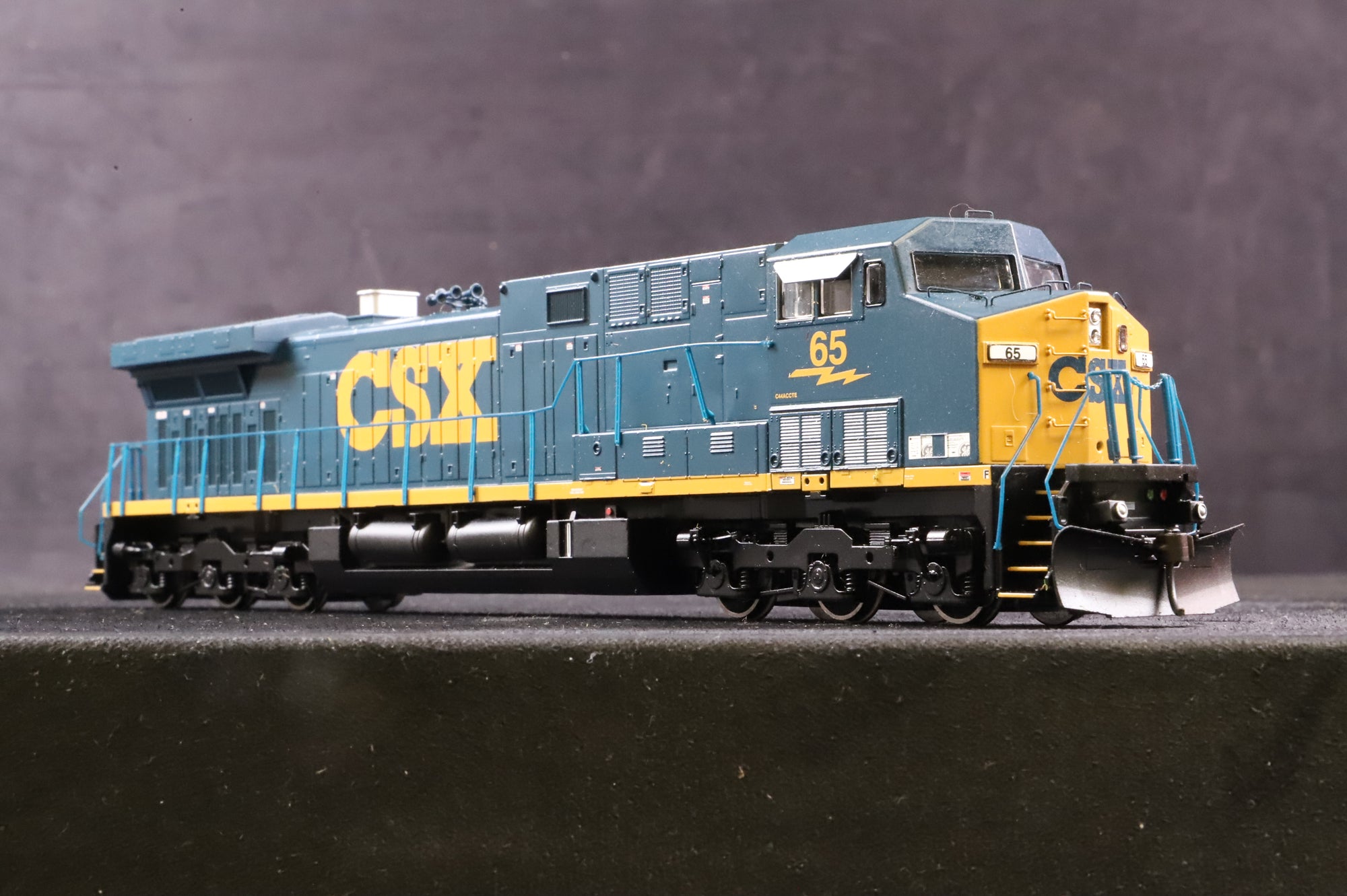 Athearn HO 8086 AC4400 No.65 in CSX Livery