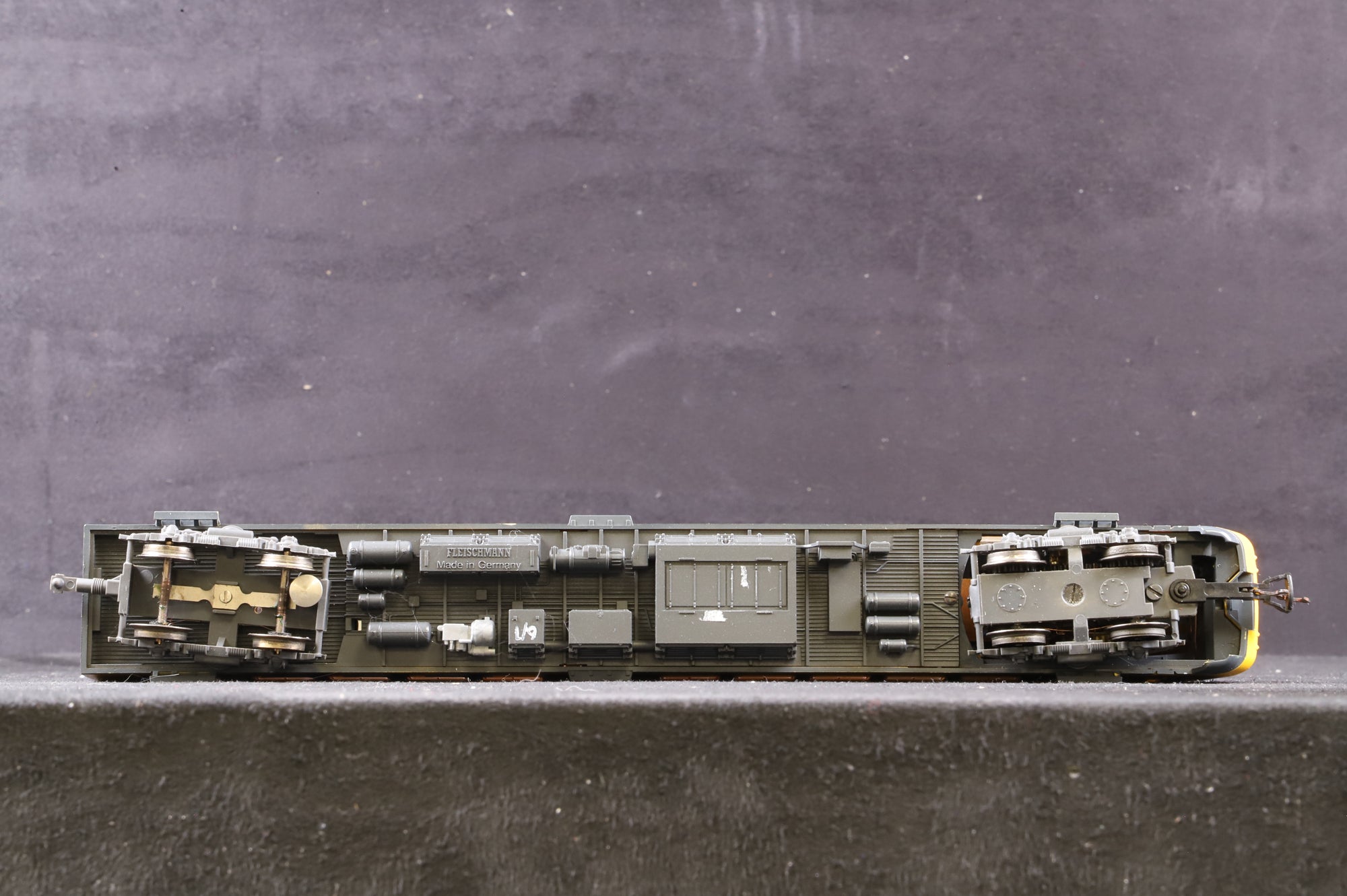 Fleischmann HO 4470 2-Car Sprinter 2011 NS Livery, 2/3 Rail