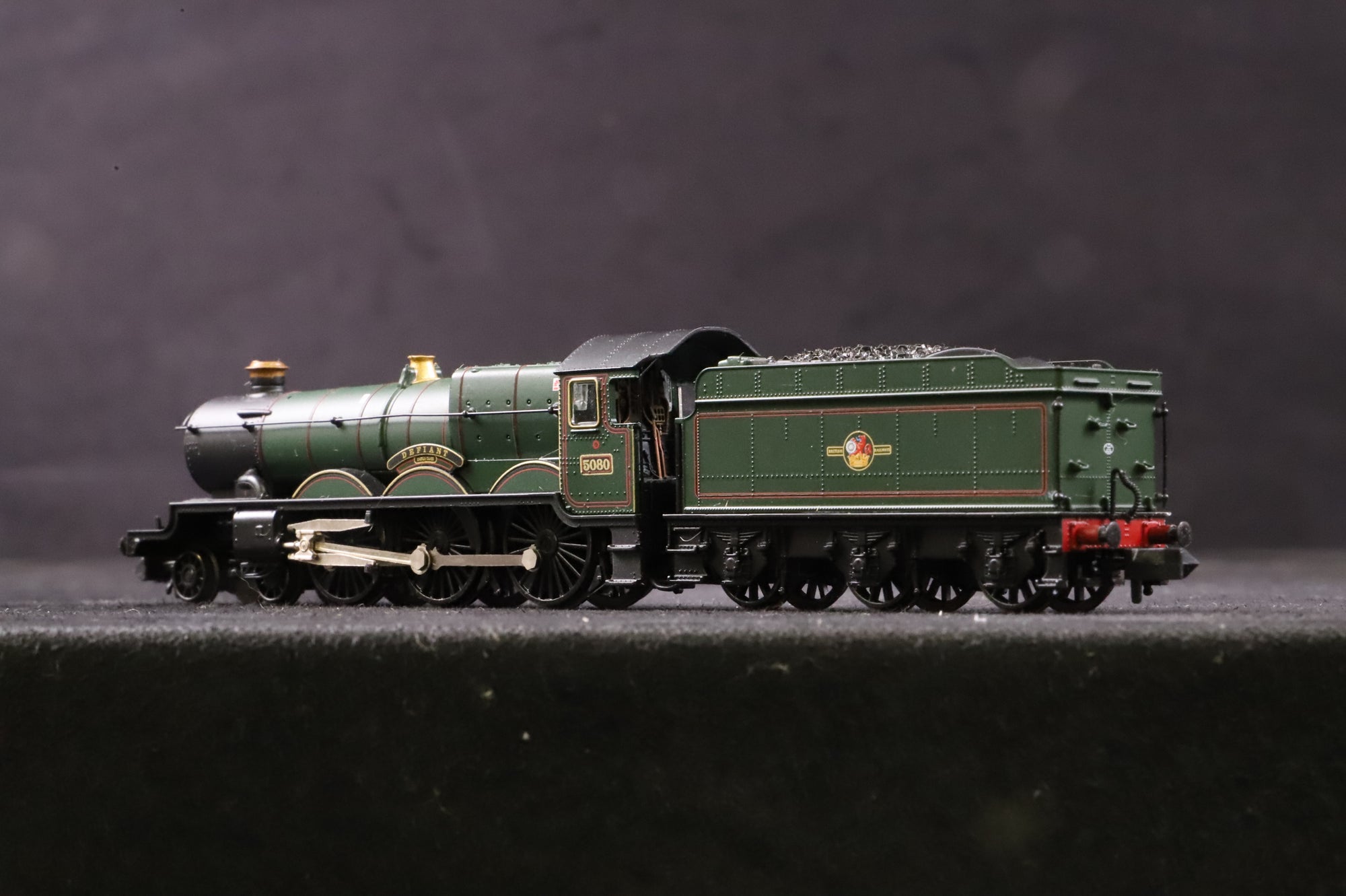Graham Farish N 370-160 Castle Class '5080' 'Defiant' BR Lined Green L/C DCC Sound