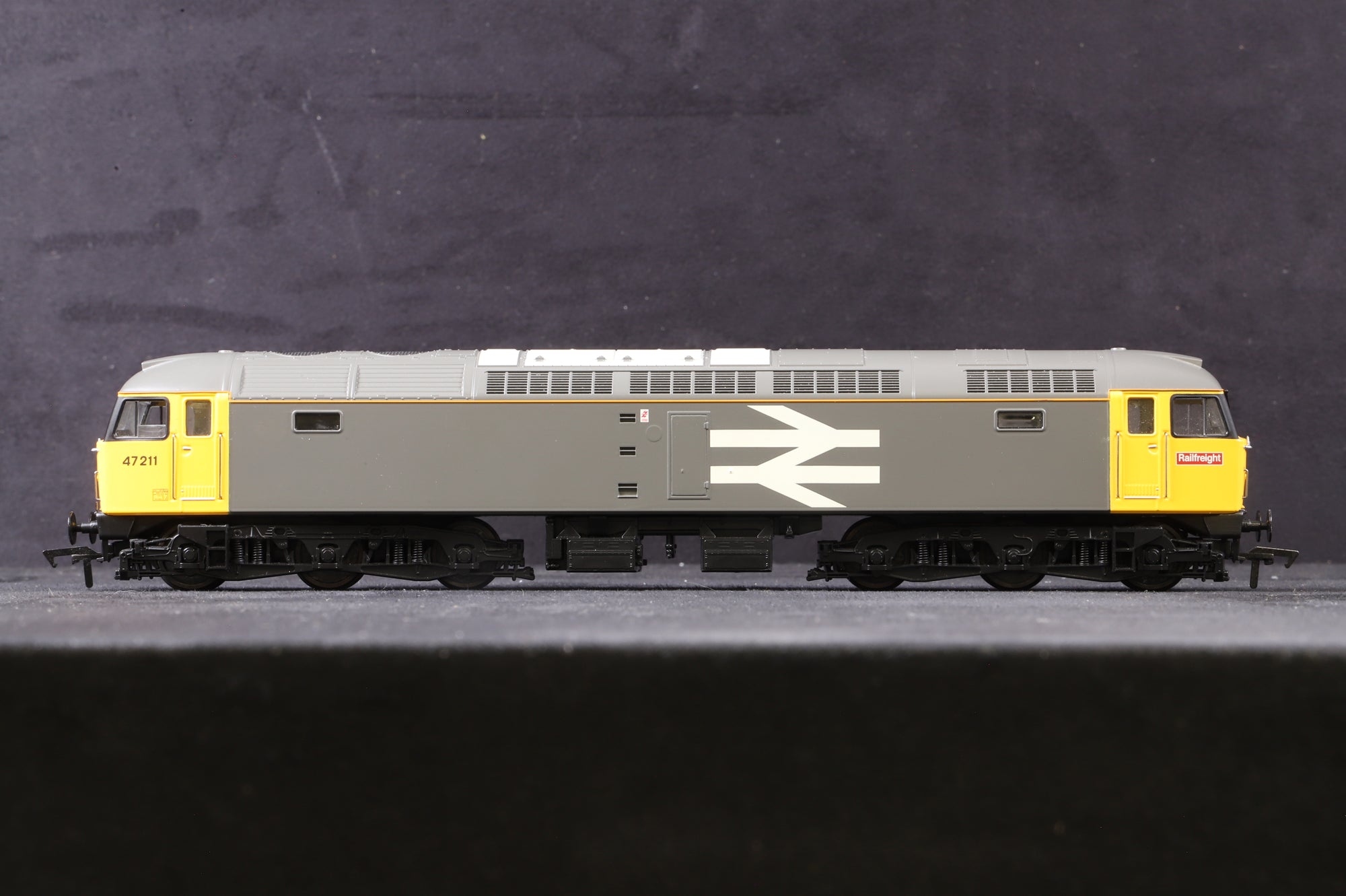 Heljan OO 4802 Class 47 47211 in BR Railfreight Grey w/ Large Logo