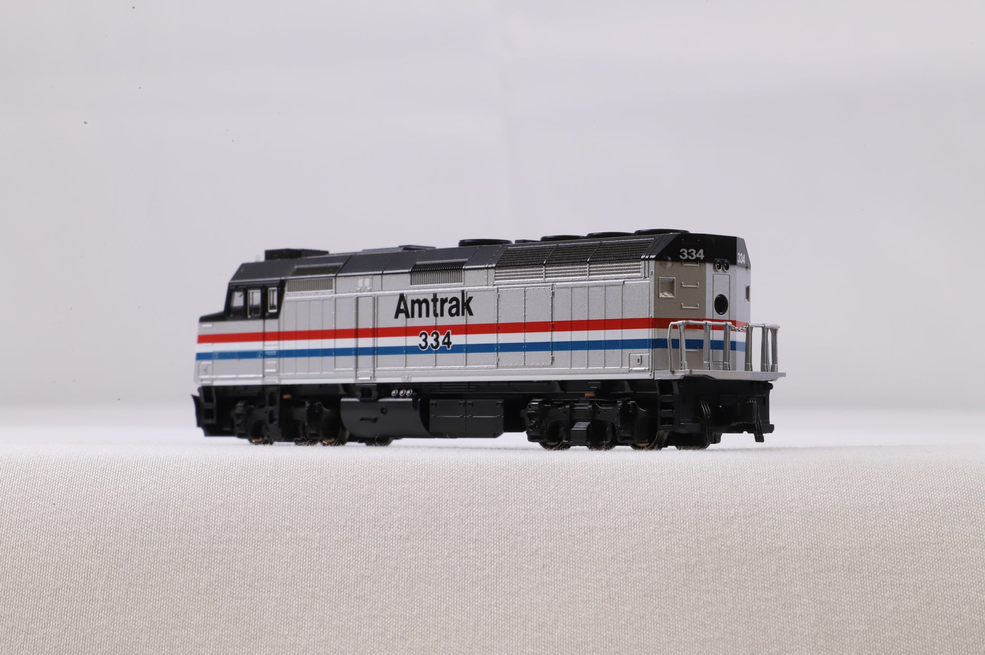 Kato N 176-9006 F40PH Amtrak Phase 3 '334' Diesel Locomotive