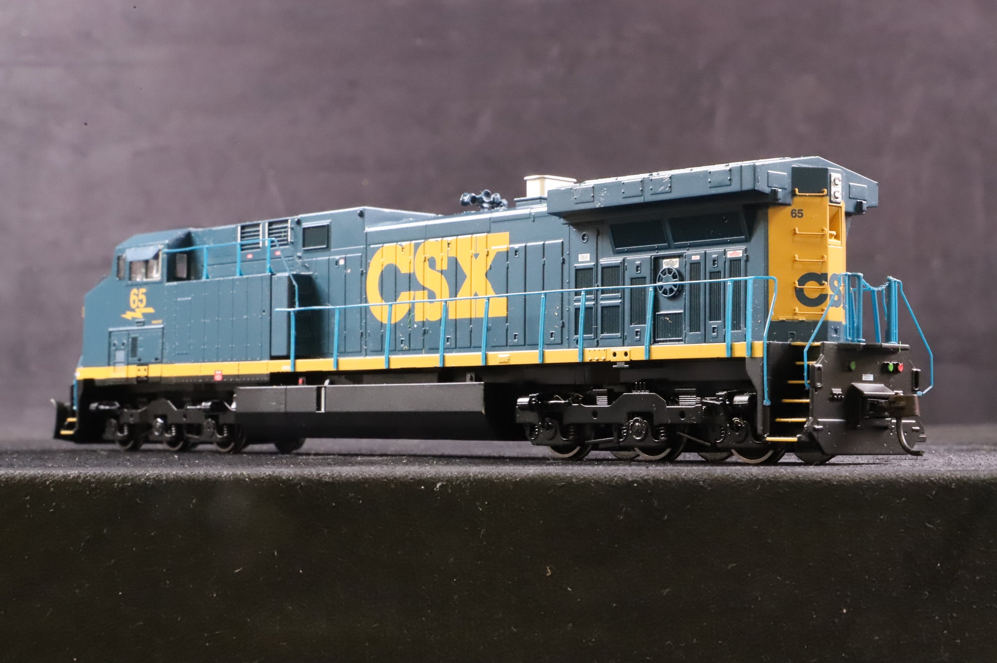 Athearn HO 8086 AC4400 No.65 in CSX Livery