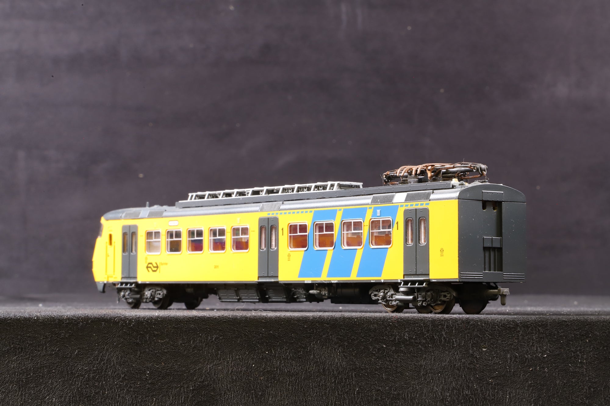 Fleischmann HO 4470 2-Car Sprinter 2011 NS Livery, 2/3 Rail