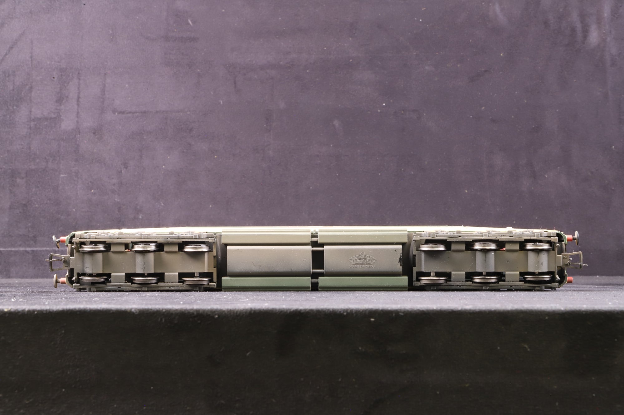 Bachmann OO 32-525Y Class 55 Deltic D9021 'Argyll & Sutherland' in BR Green - Weathered