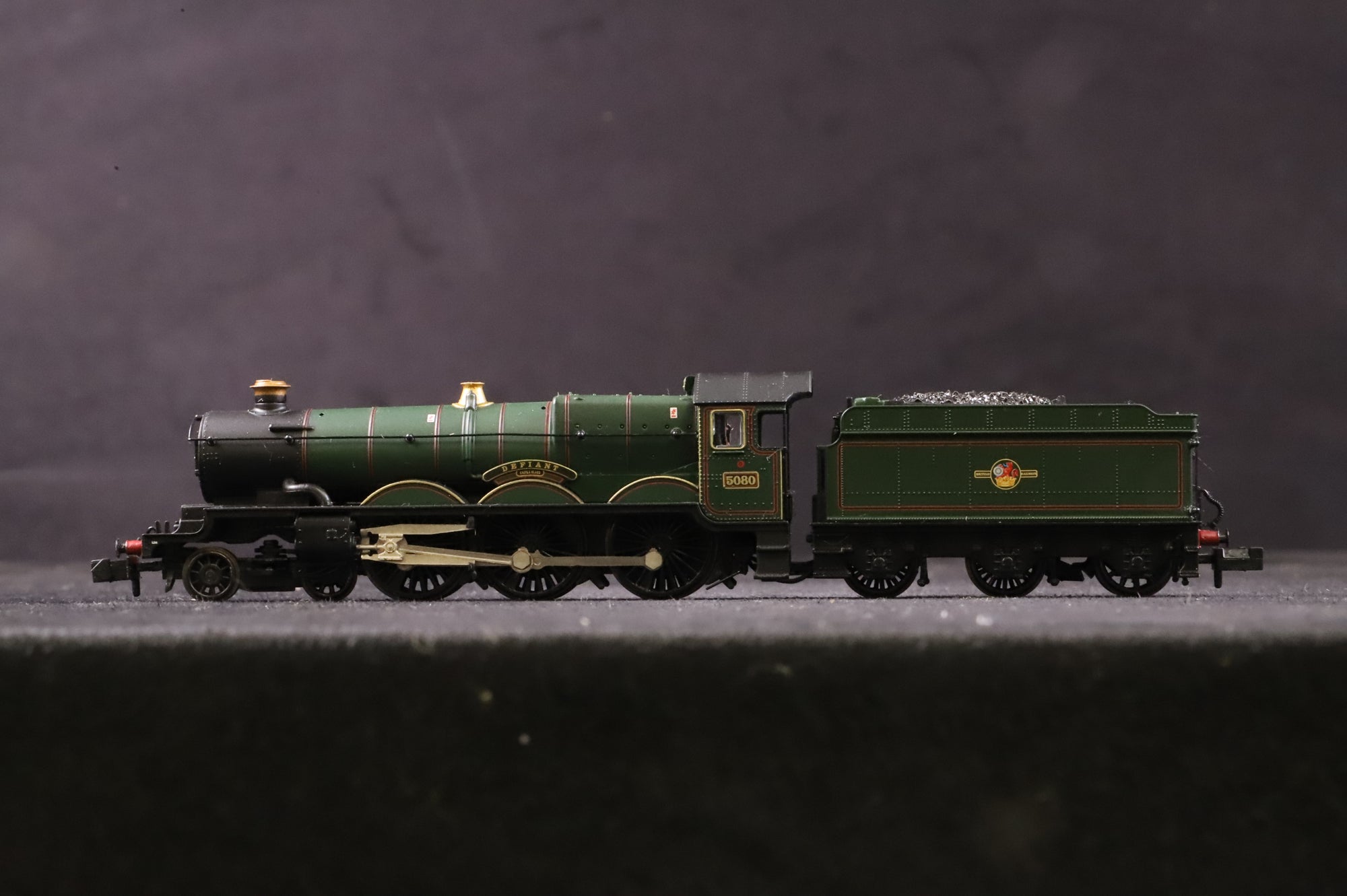 Graham Farish N 370-160 Castle Class '5080' 'Defiant' BR Lined Green L/C DCC Sound