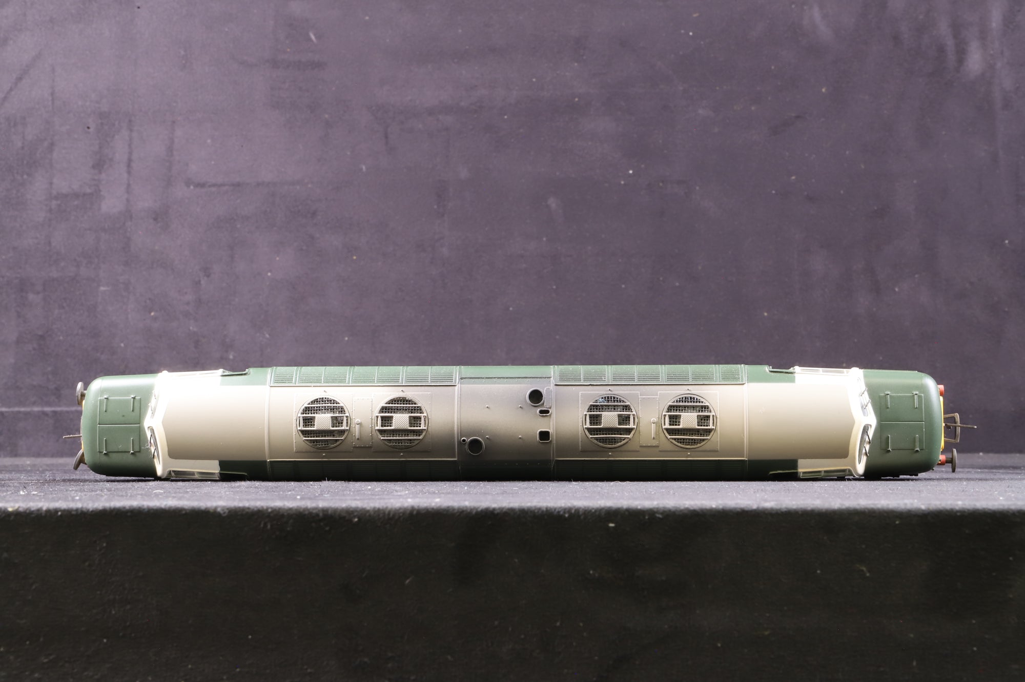 Bachmann OO 32-525Y Class 55 Deltic D9021 'Argyll & Sutherland' in BR Green - Weathered