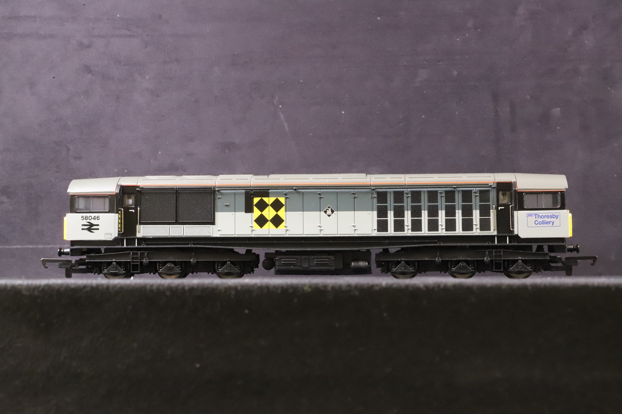 Hornby OO R2345 Class 58 '58046' BR Coal Sector
