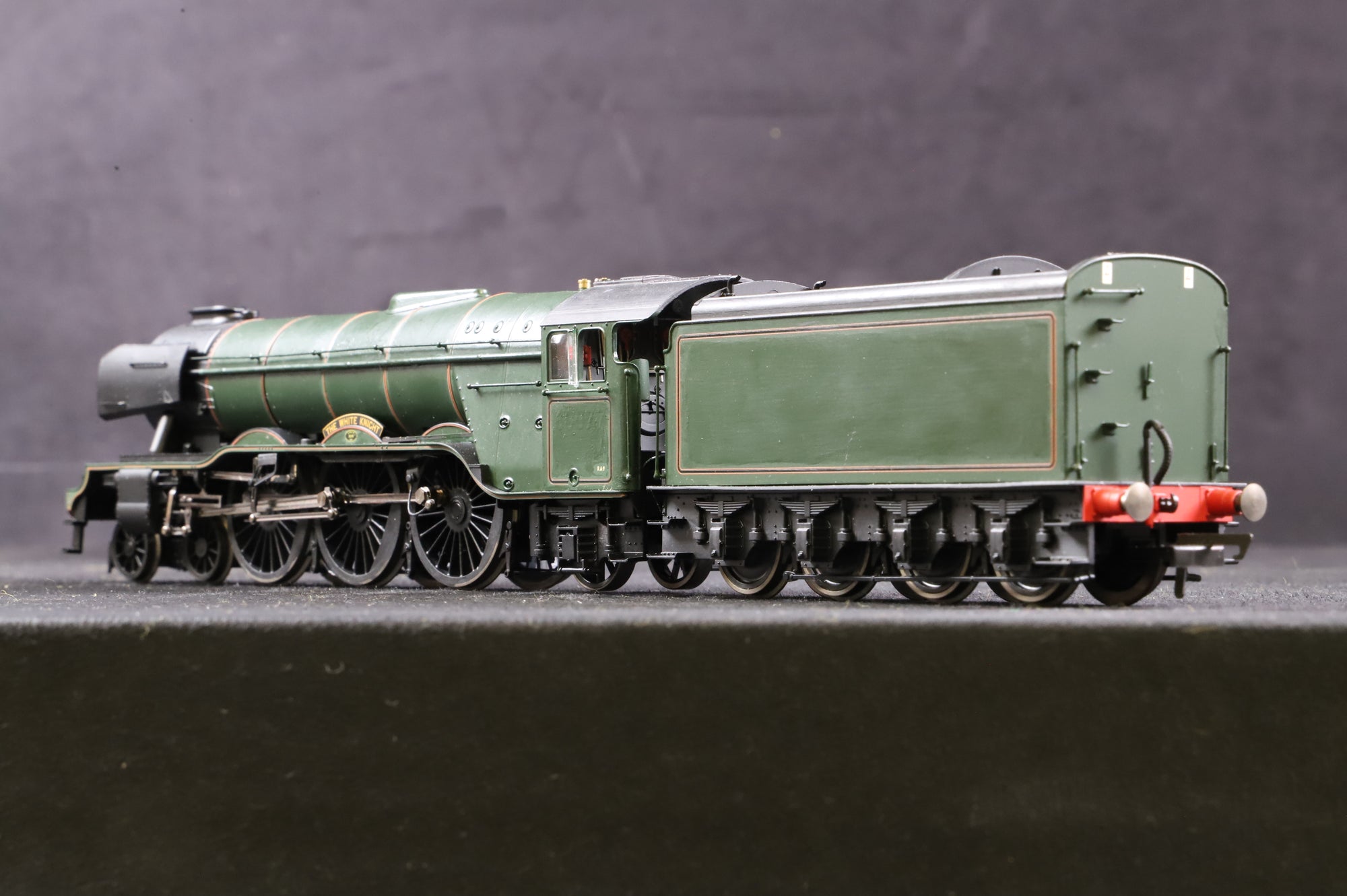 WORKSHOP Hornby OO R2342 A3 Class 60077 (Numbers Removed) 'The White Knight' in Lined BR Green w/ No Crests