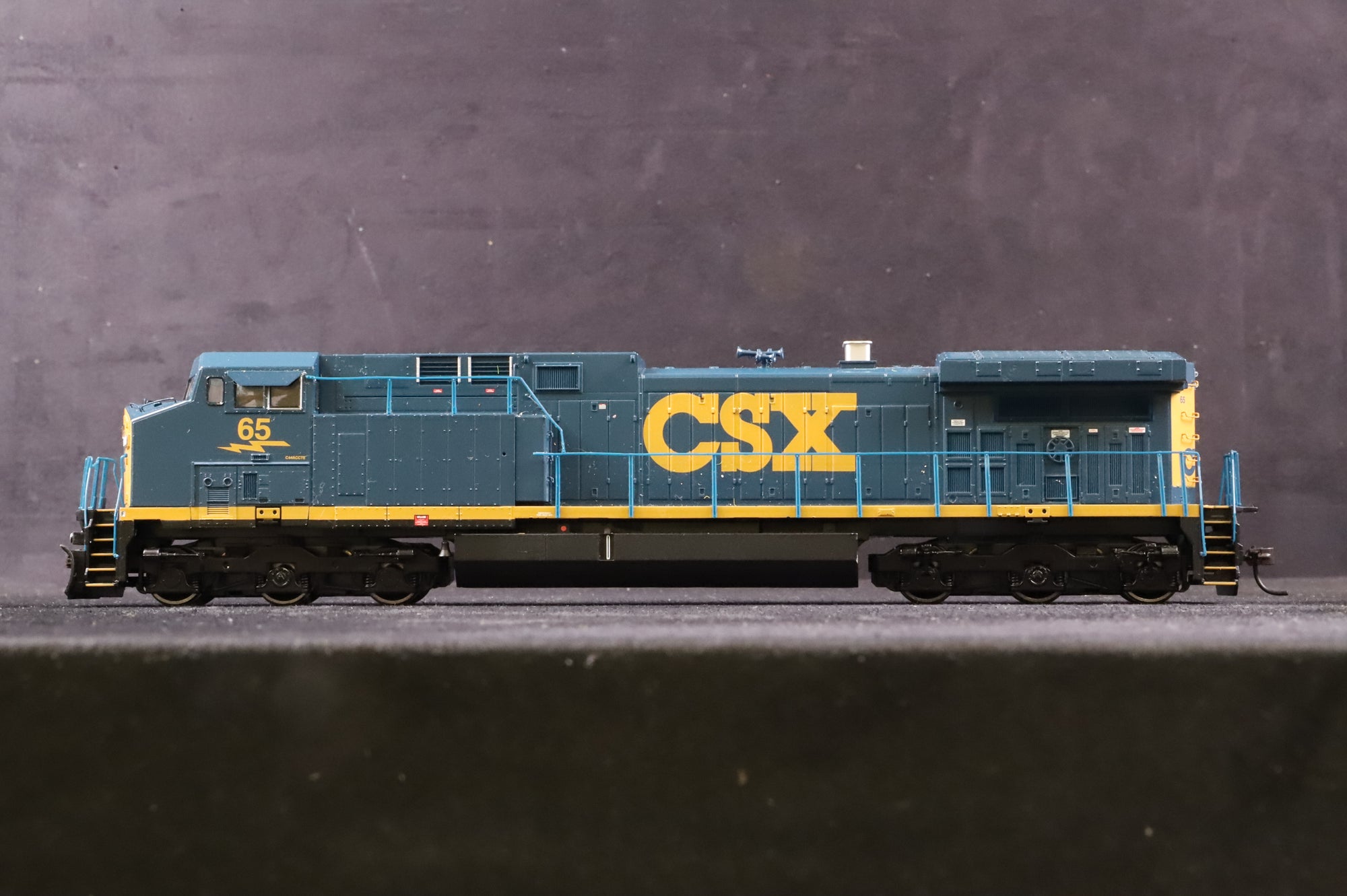 Athearn HO 8086 AC4400 No.65 in CSX Livery