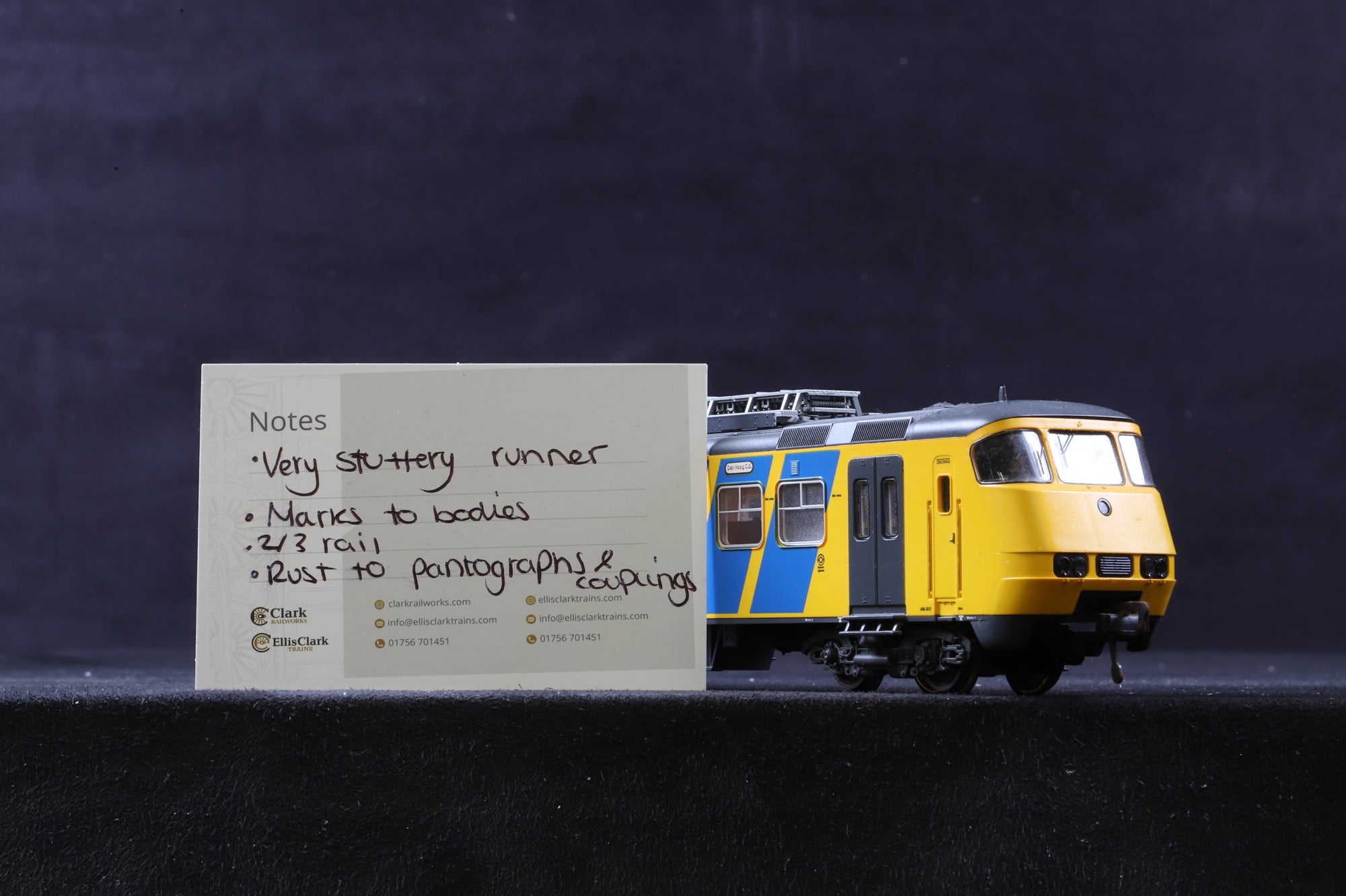 Fleischmann HO 4470 2-Car Sprinter 2011 NS Livery, 2/3 Rail