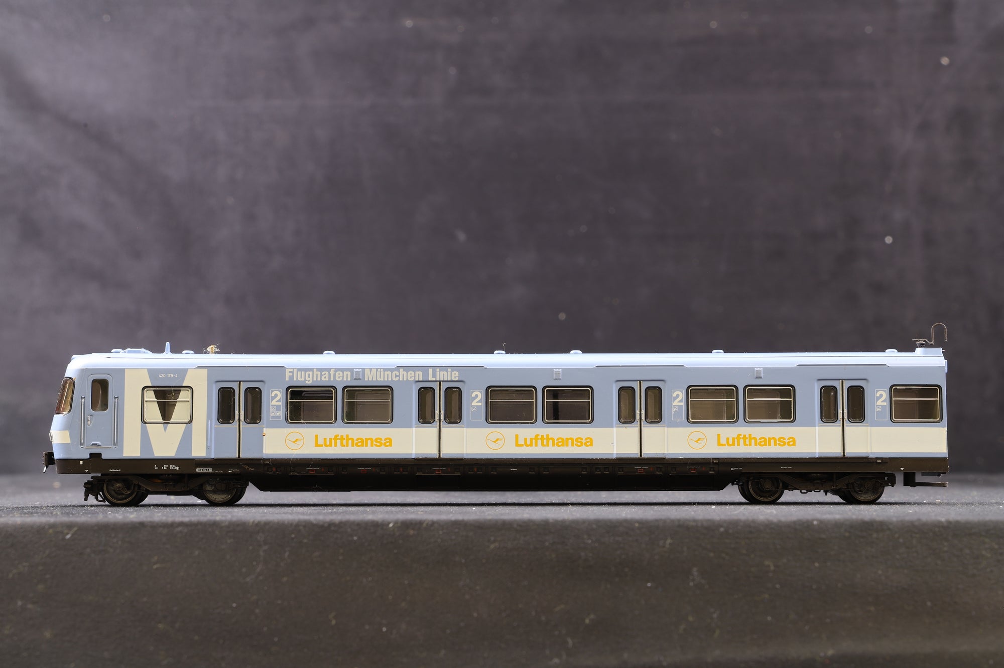 Roco HO DB BR 420 'Lufthansa Airport' 3-Car EMU