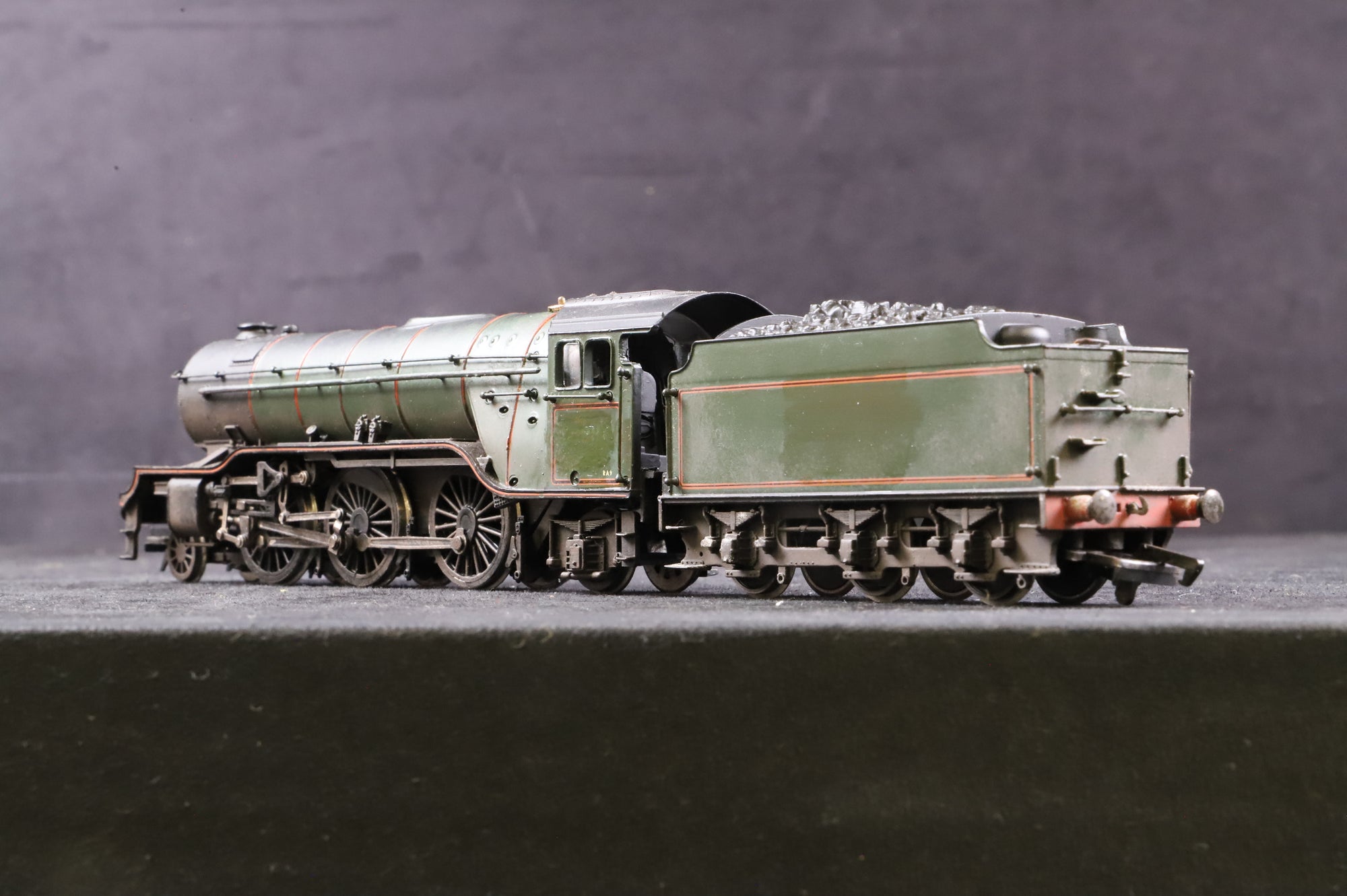 WORKSHOP Bachmann OO 31-557 Class V2 60884 in BR Green w/ No Crests - Weathered