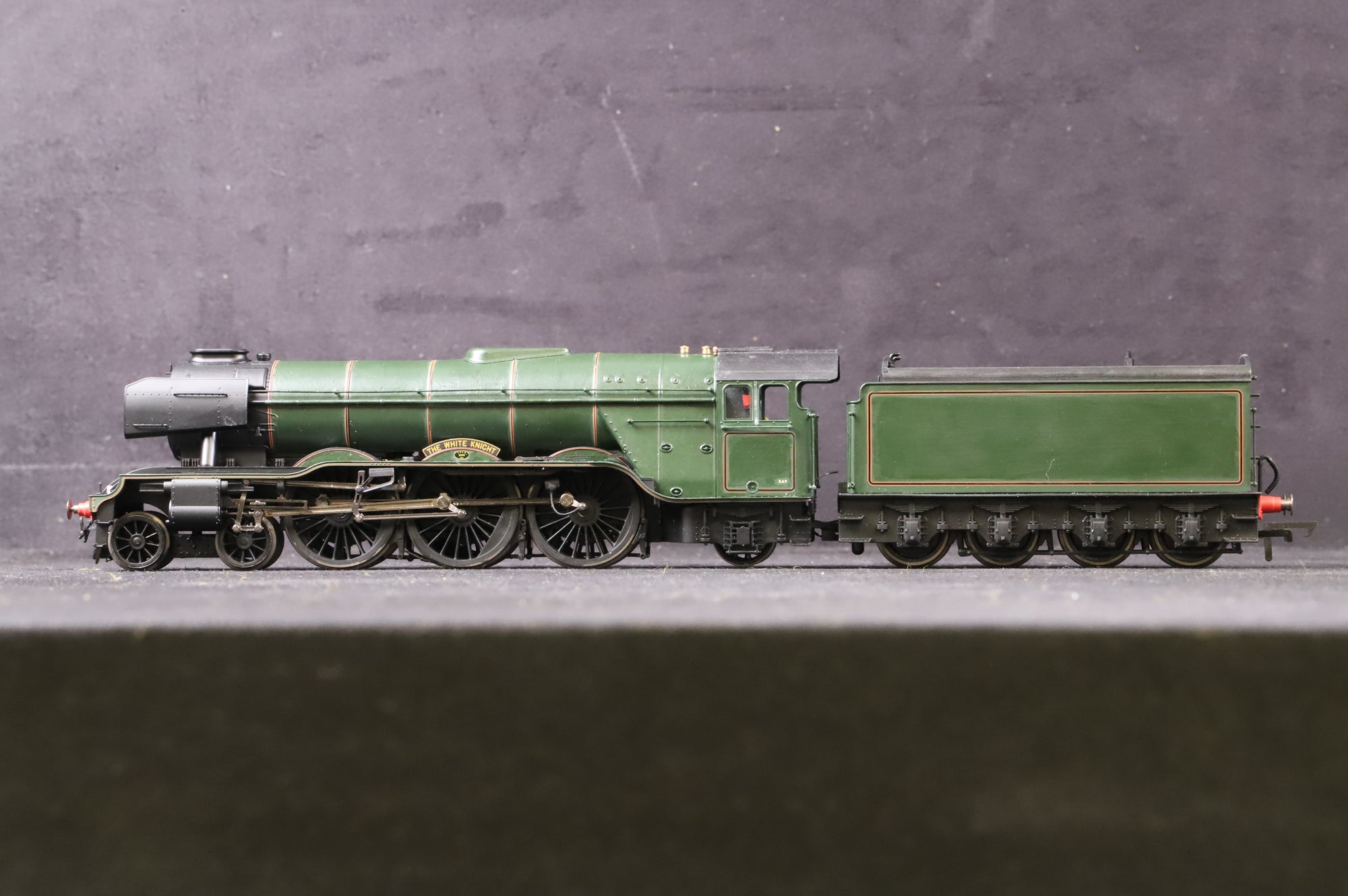 WORKSHOP Hornby OO R2342 A3 Class 60077 (Numbers Removed) 'The White Knight' in Lined BR Green w/ No Crests