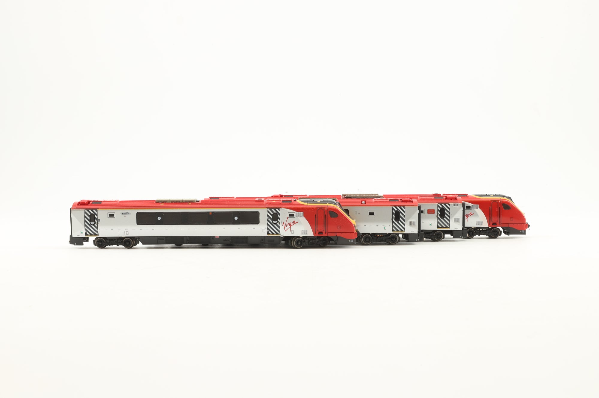 Dapol N ND-063C Class 220 4 Car Forth Voyager DMU '220 002', Virgin Trains livery