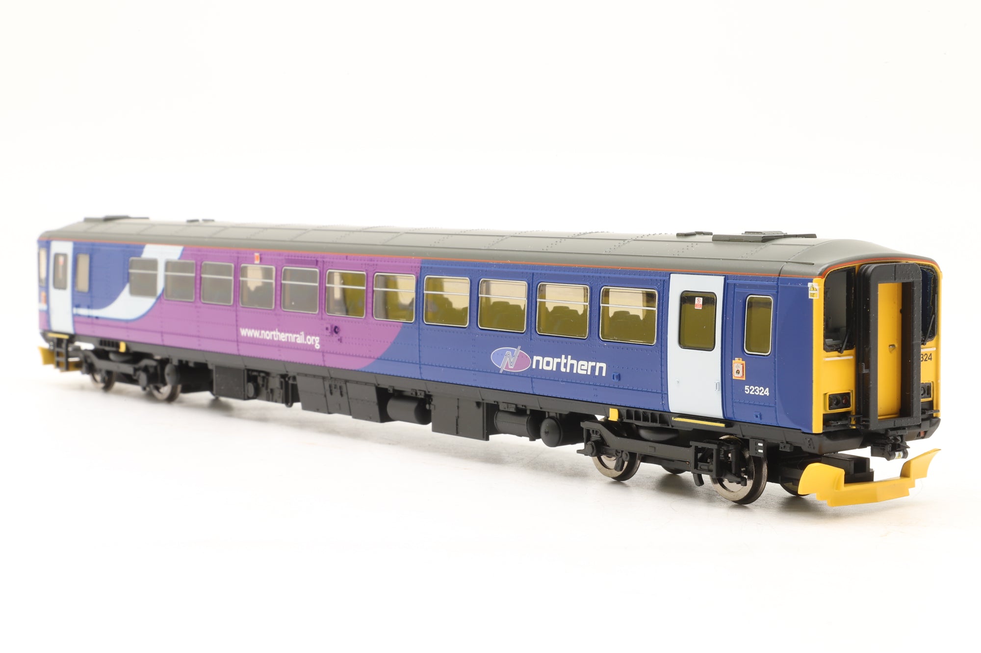 Hornby OO R2757 Class 153 DMU 153324 in Northern Livery